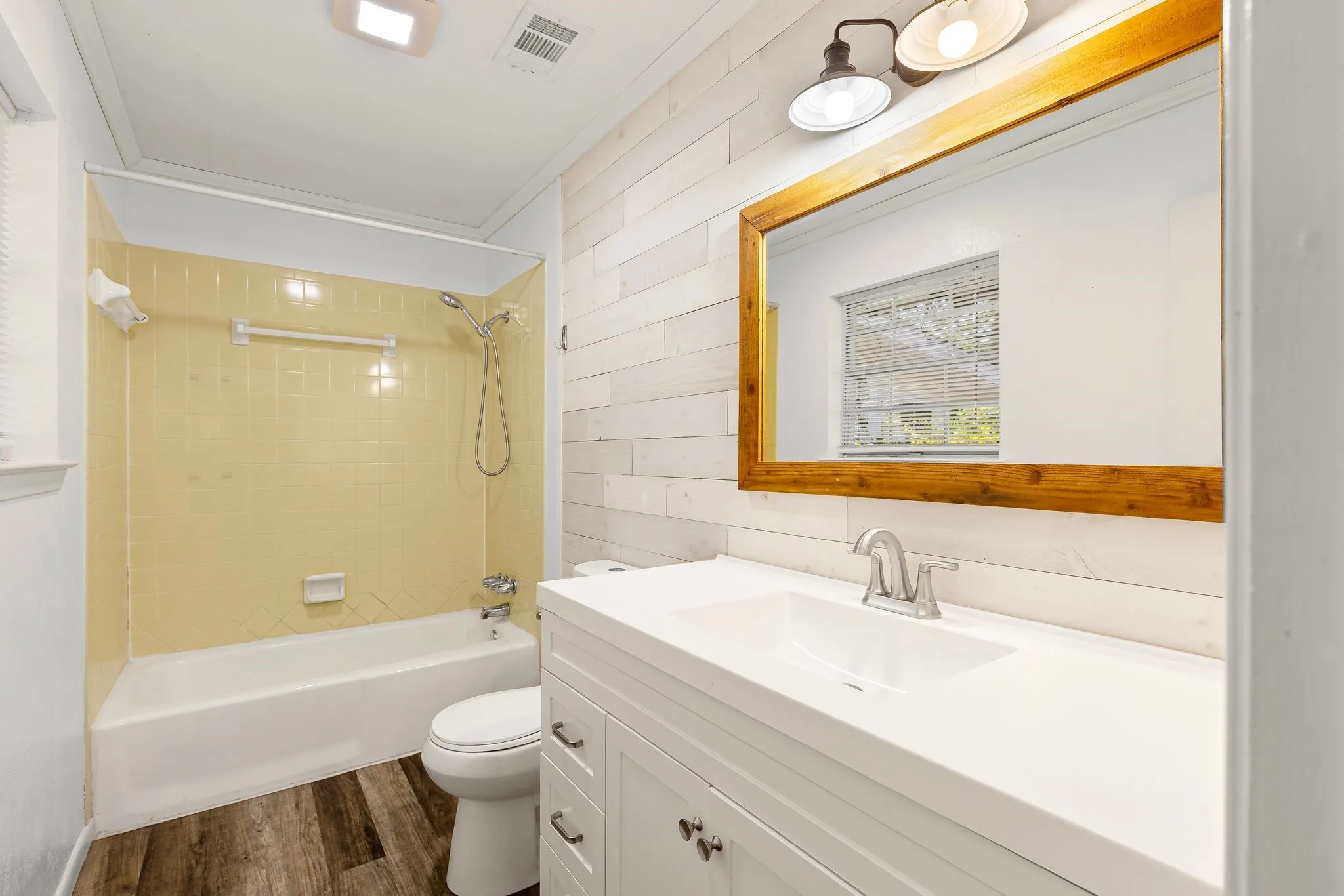 Single Family Residence For Sale in Hunt County , 148 Royal Lane, Commerce, Texas 75428, 3 Bedroom, 2 Bathroom, 2 Garage spaces, 1,875 Sqft, built in 1968, mls#21303608, Real Estate Agent in Commerce, Homes For Sale in Hunt county, Homes For Sale in Commerce, Realtor in Commerce Texas, Real Estate Brokerage Independent Realty Texas, Luminita Cordes Realtor