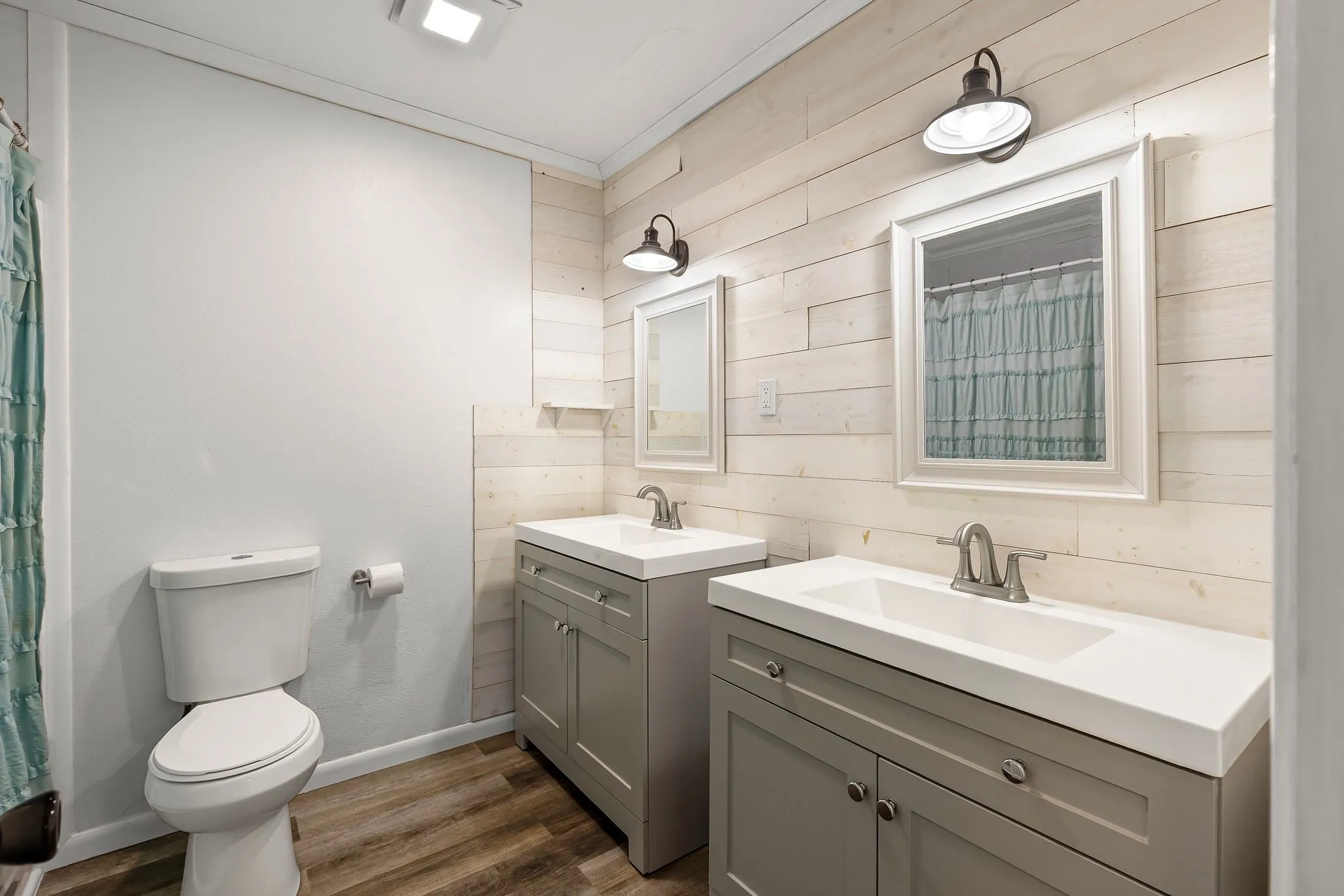 Single Family Residence For Sale in Hunt County , 148 Royal Lane, Commerce, Texas 75428, 3 Bedroom, 2 Bathroom, 2 Garage spaces, 1,875 Sqft, built in 1968, mls#21303608, Real Estate Agent in Commerce, Homes For Sale in Hunt county, Homes For Sale in Commerce, Realtor in Commerce Texas, Real Estate Brokerage Independent Realty Texas, Luminita Cordes Realtor