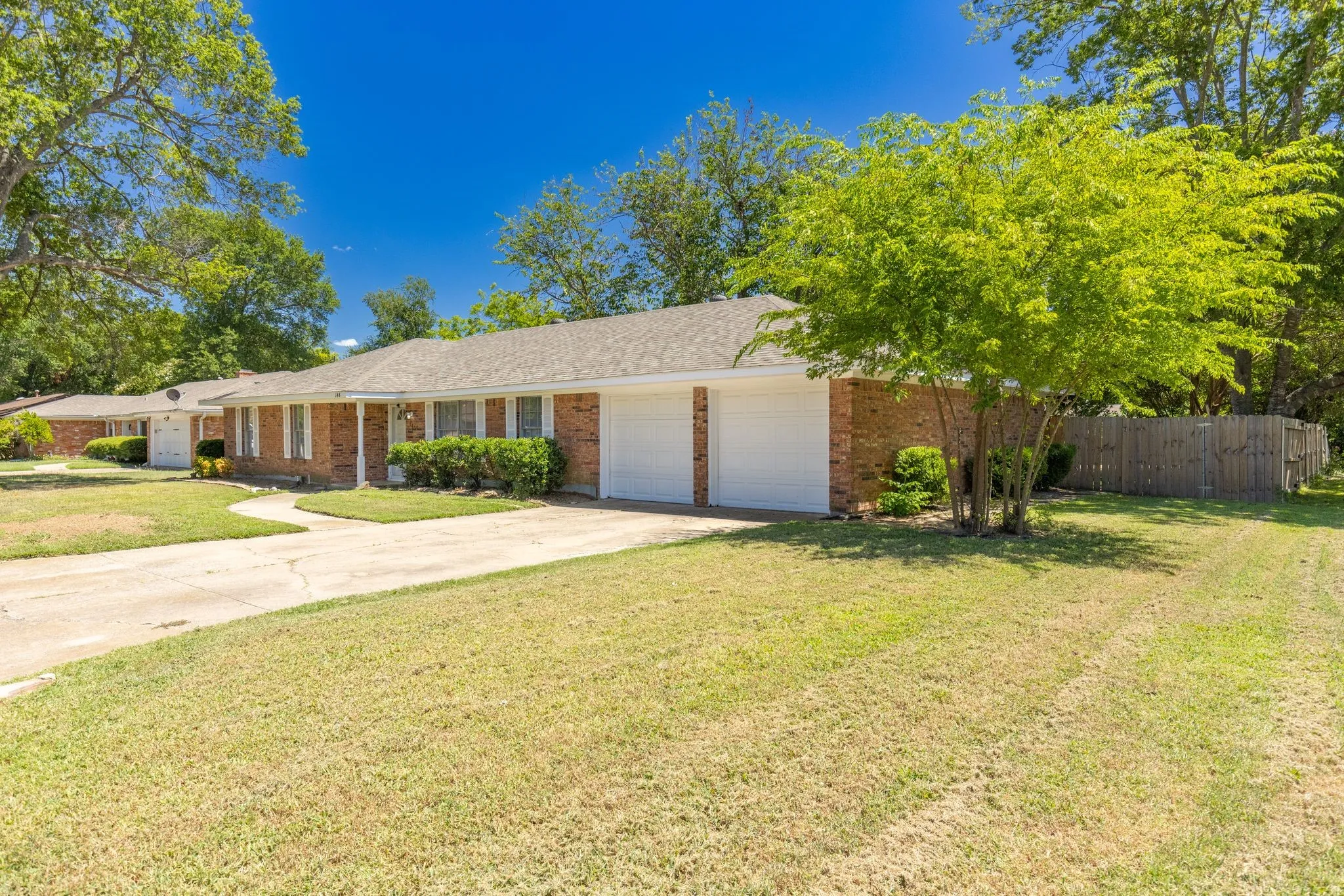 Single Family Residence For Sale in Hunt County , 148 Royal Lane, Commerce, Texas 75428, 3 Bedroom, 2 Bathroom, 2 Garage spaces, 1,875 Sqft, built in 1968, mls#21303608, Real Estate Agent in Commerce, Homes For Sale in Hunt county, Homes For Sale in Commerce, Realtor in Commerce Texas, Real Estate Brokerage Independent Realty Texas, Luminita Cordes Realtor