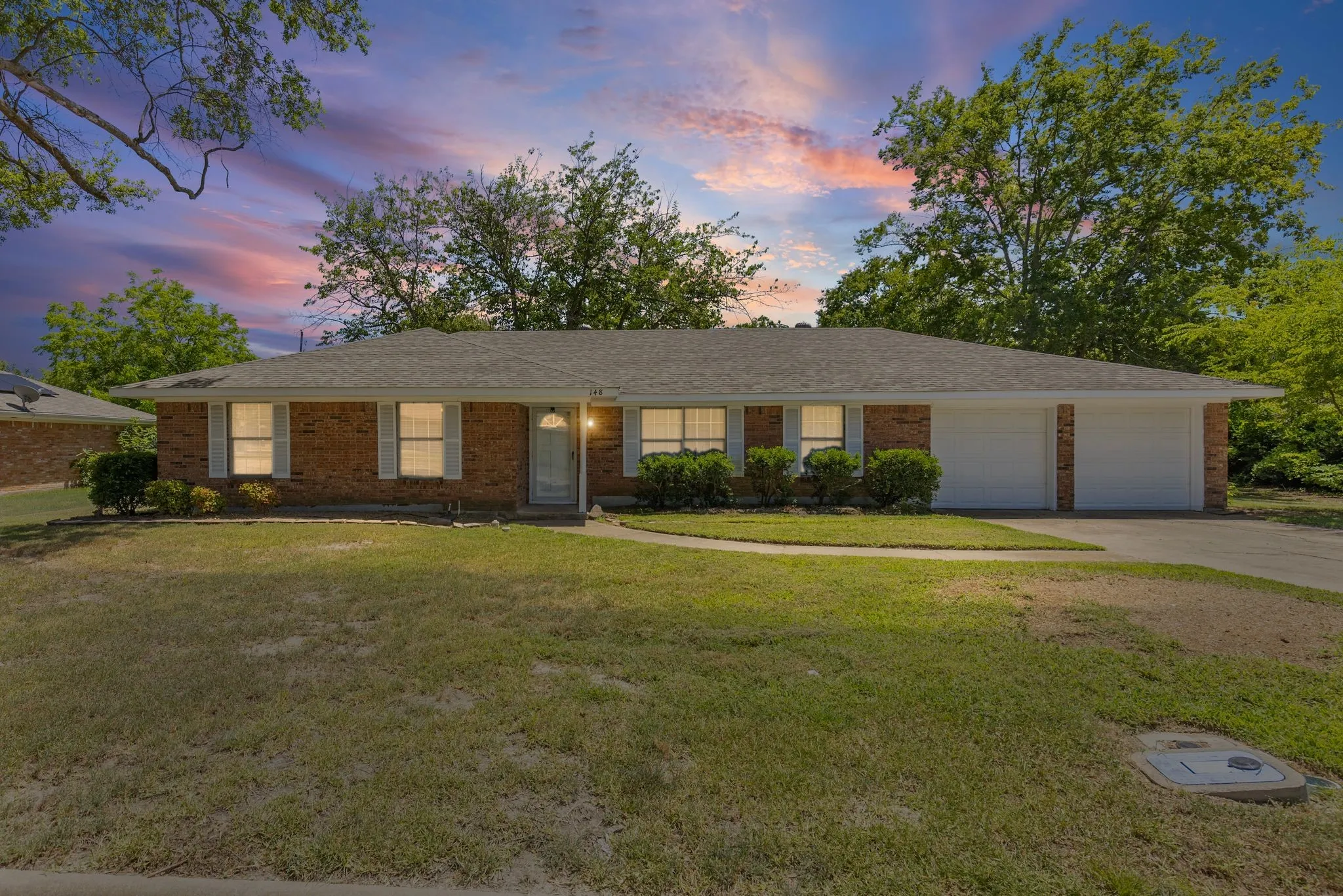 Single Family Residence For Sale in Hunt County , 148 Royal Lane, Commerce, Texas 75428, 3 Bedroom, 2 Bathroom, 2 Garage spaces, 1,875 Sqft, built in 1968, mls#21303608, Real Estate Agent in Commerce, Homes For Sale in Hunt county, Homes For Sale in Commerce, Realtor in Commerce Texas, Real Estate Brokerage Independent Realty Texas, Luminita Cordes Realtor