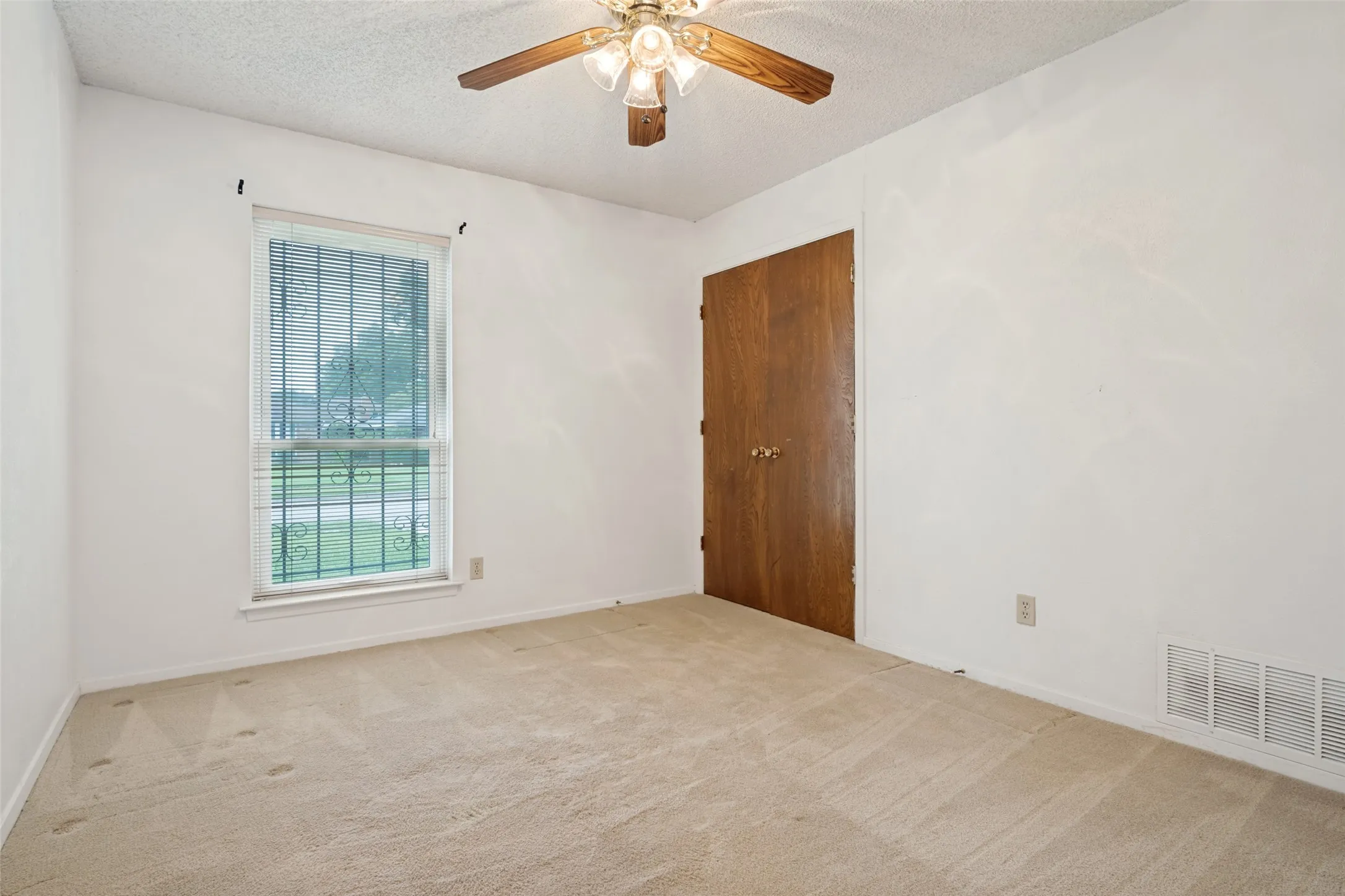 Single Family Residence For Sale in Dallas County , 527 Dinalynn Street, Mesquite, Texas 75149, 4 Bedroom, 2 Bathroom, 2 Garage spaces, 1,652 Sqft, built in 1976, mls#21297783, Real Estate Agent in Mesquite, Homes For Sale in Dallas county, Homes For Sale in Mesquite, Realtor in Mesquite Texas, Real Estate Brokerage Independent Realty Texas, Luminita Cordes Realtor