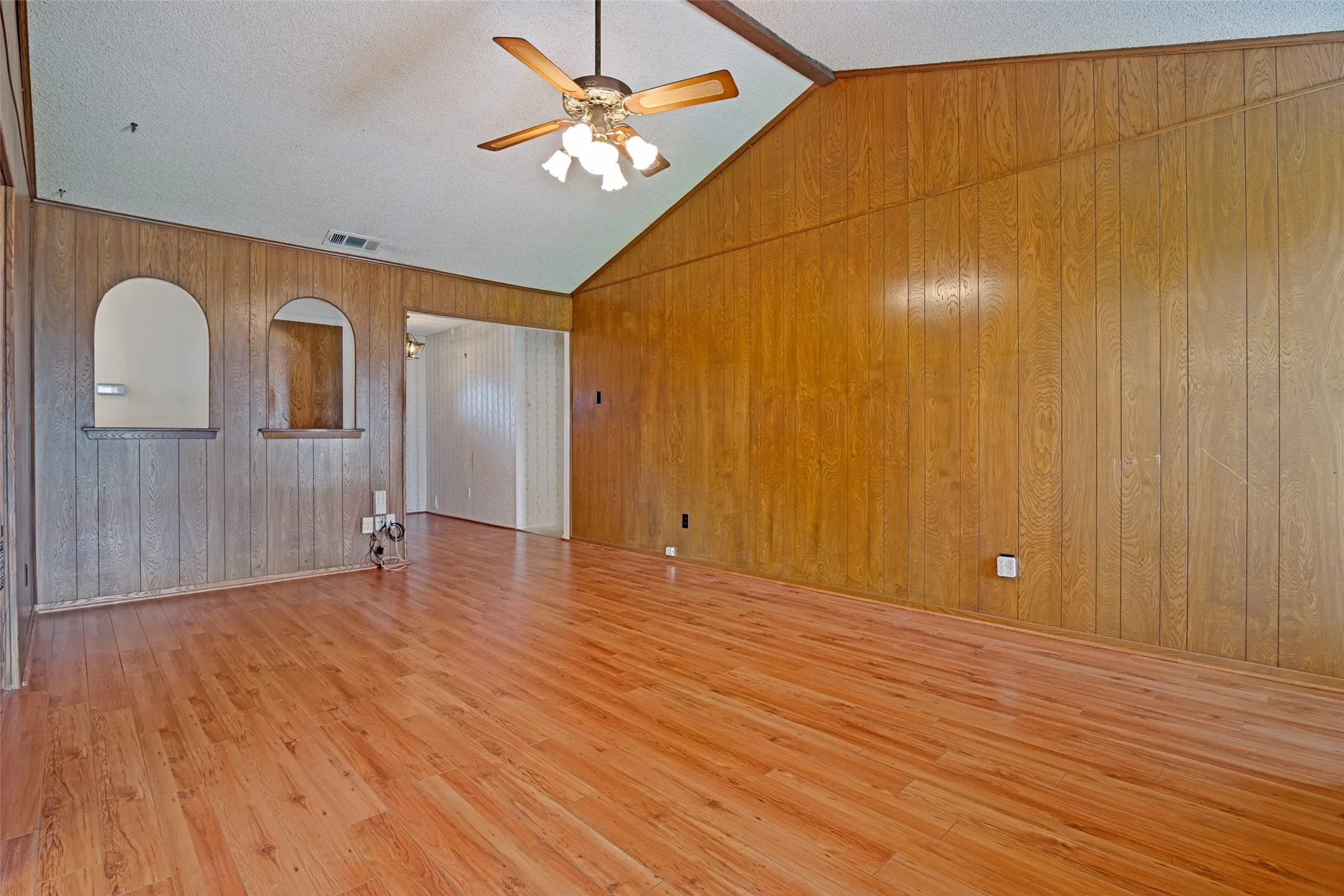 Single Family Residence For Sale in Dallas County , 527 Dinalynn Street, Mesquite, Texas 75149, 4 Bedroom, 2 Bathroom, 2 Garage spaces, 1,652 Sqft, built in 1976, mls#21297783, Real Estate Agent in Mesquite, Homes For Sale in Dallas county, Homes For Sale in Mesquite, Realtor in Mesquite Texas, Real Estate Brokerage Independent Realty Texas, Luminita Cordes Realtor