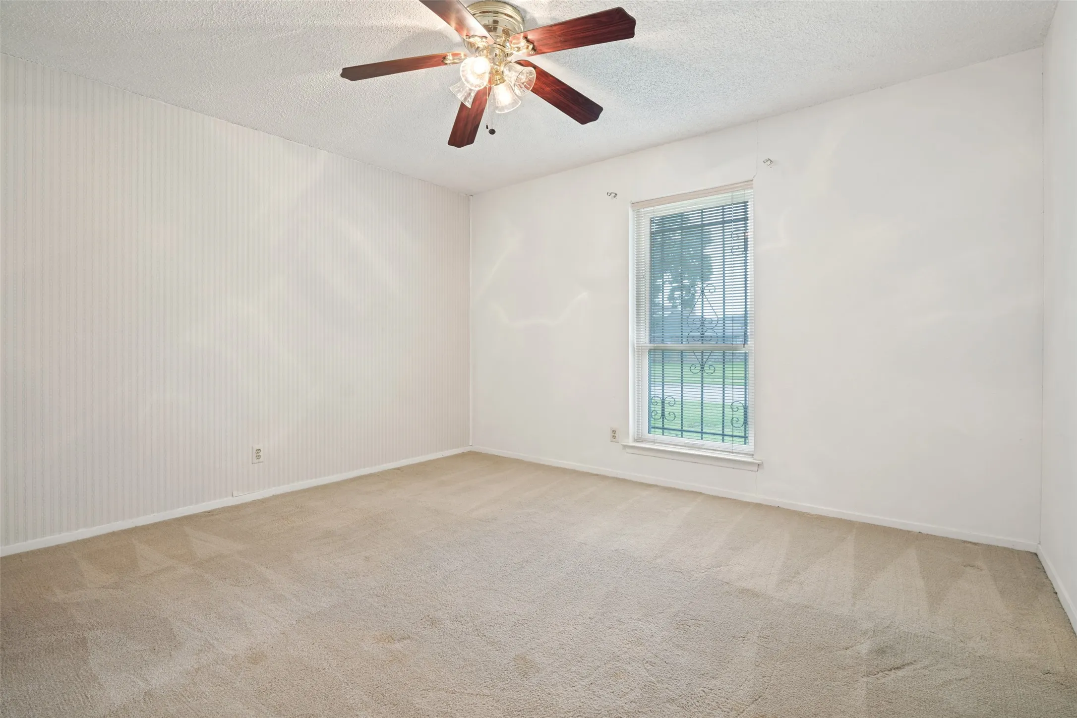 Single Family Residence For Sale in Dallas County , 527 Dinalynn Street, Mesquite, Texas 75149, 4 Bedroom, 2 Bathroom, 2 Garage spaces, 1,652 Sqft, built in 1976, mls#21297783, Real Estate Agent in Mesquite, Homes For Sale in Dallas county, Homes For Sale in Mesquite, Realtor in Mesquite Texas, Real Estate Brokerage Independent Realty Texas, Luminita Cordes Realtor