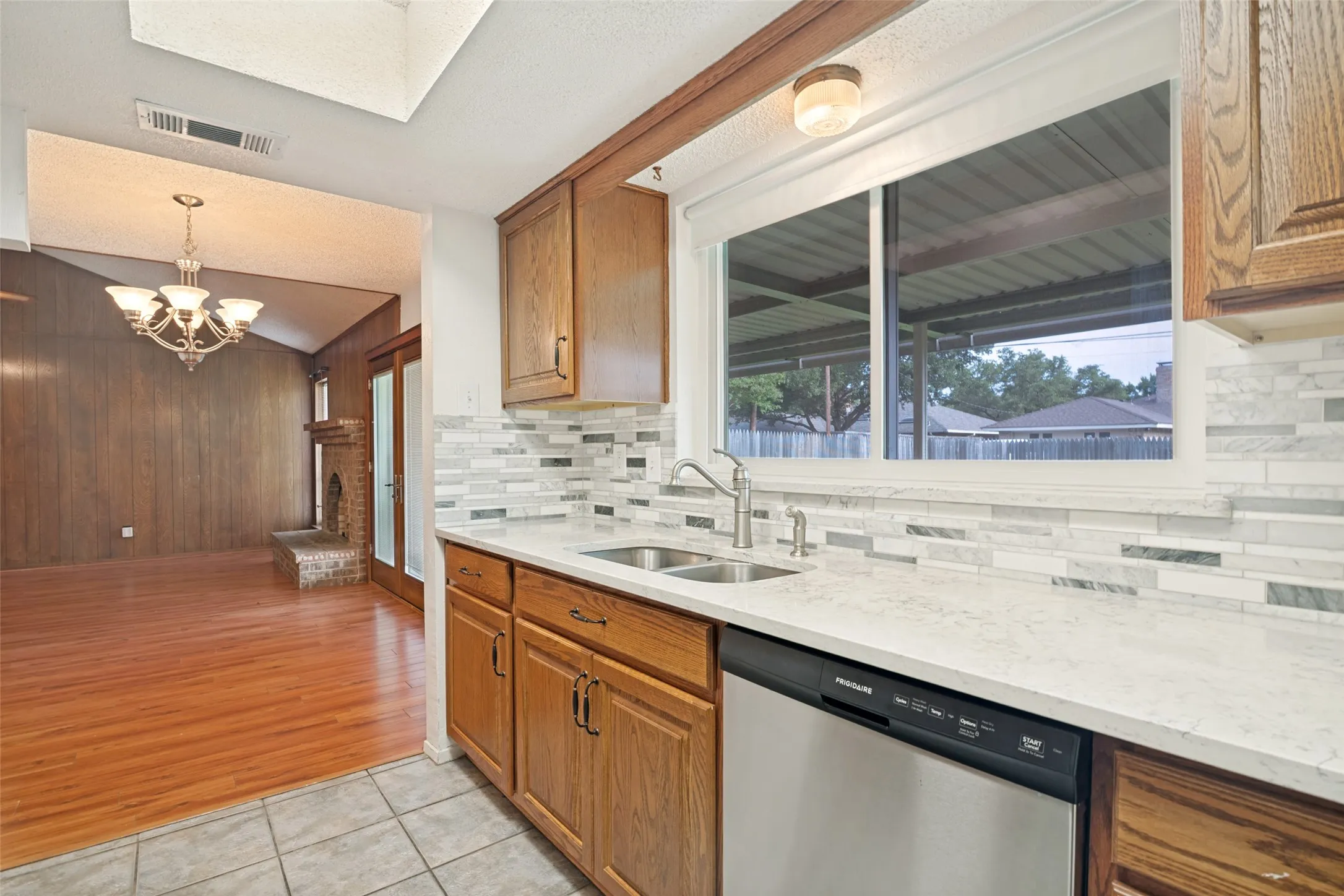 Single Family Residence For Sale in Dallas County , 527 Dinalynn Street, Mesquite, Texas 75149, 4 Bedroom, 2 Bathroom, 2 Garage spaces, 1,652 Sqft, built in 1976, mls#21297783, Real Estate Agent in Mesquite, Homes For Sale in Dallas county, Homes For Sale in Mesquite, Realtor in Mesquite Texas, Real Estate Brokerage Independent Realty Texas, Luminita Cordes Realtor