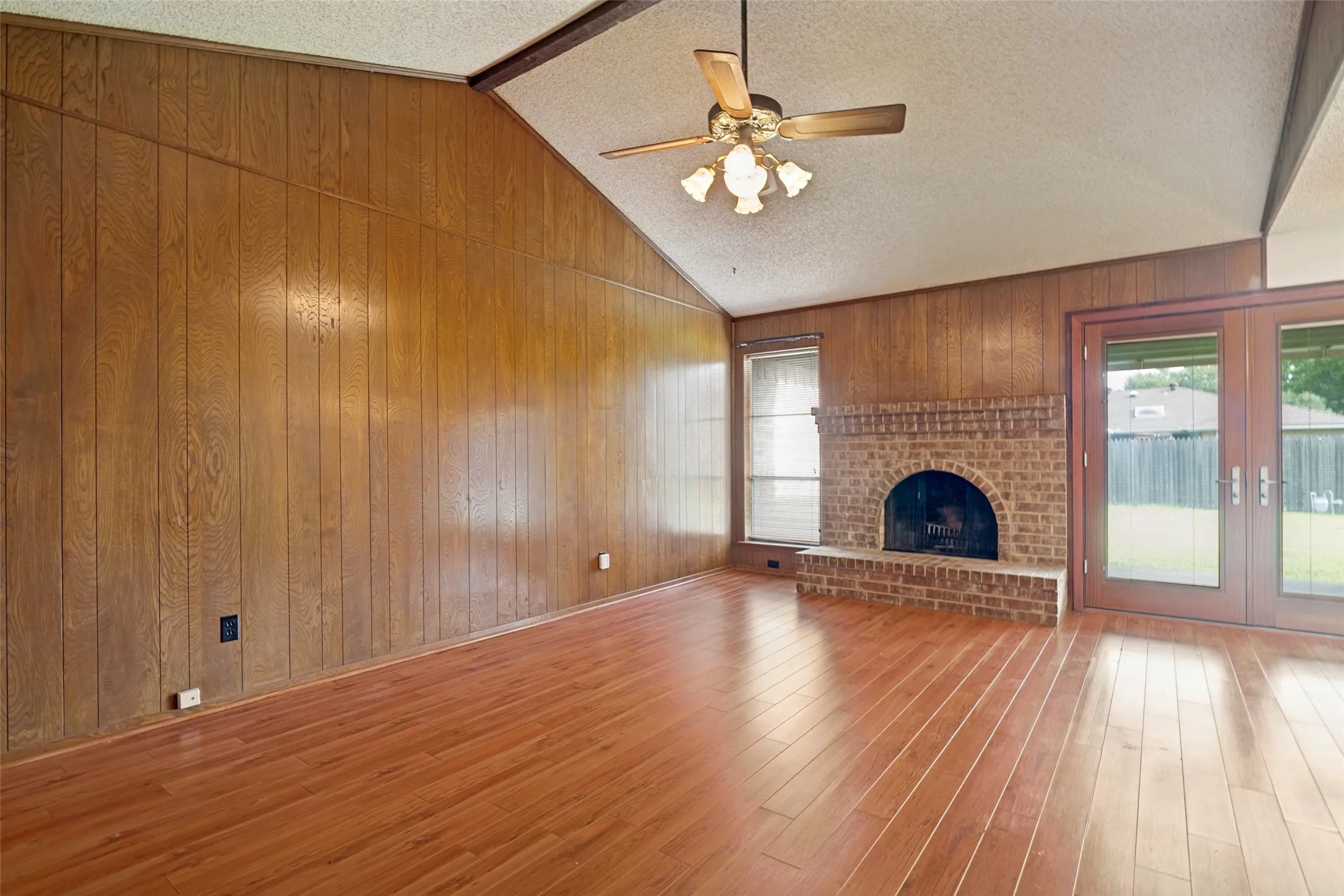 Single Family Residence For Sale in Dallas County , 527 Dinalynn Street, Mesquite, Texas 75149, 4 Bedroom, 2 Bathroom, 2 Garage spaces, 1,652 Sqft, built in 1976, mls#21297783, Real Estate Agent in Mesquite, Homes For Sale in Dallas county, Homes For Sale in Mesquite, Realtor in Mesquite Texas, Real Estate Brokerage Independent Realty Texas, Luminita Cordes Realtor