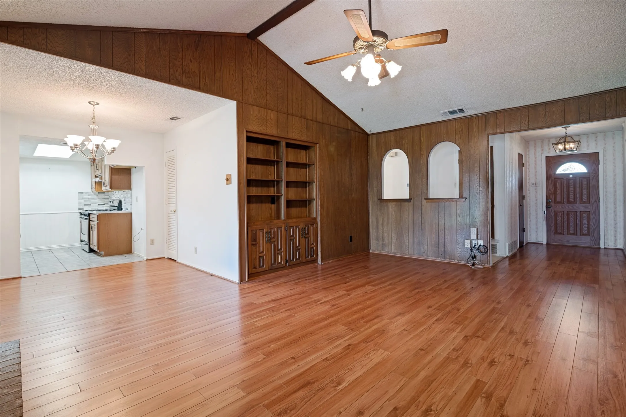 Single Family Residence For Sale in Dallas County , 527 Dinalynn Street, Mesquite, Texas 75149, 4 Bedroom, 2 Bathroom, 2 Garage spaces, 1,652 Sqft, built in 1976, mls#21297783, Real Estate Agent in Mesquite, Homes For Sale in Dallas county, Homes For Sale in Mesquite, Realtor in Mesquite Texas, Real Estate Brokerage Independent Realty Texas, Luminita Cordes Realtor