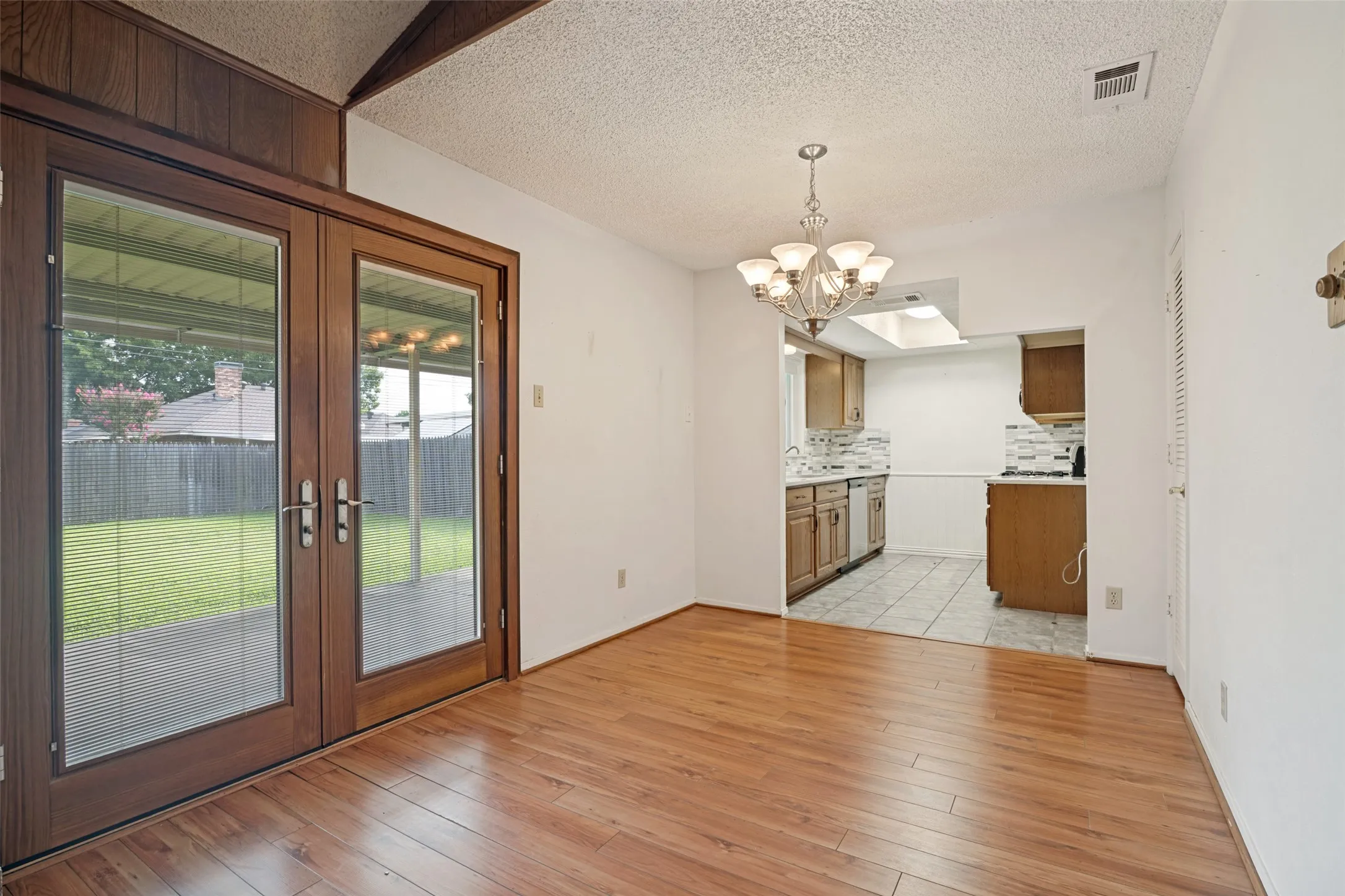 Single Family Residence For Sale in Dallas County , 527 Dinalynn Street, Mesquite, Texas 75149, 4 Bedroom, 2 Bathroom, 2 Garage spaces, 1,652 Sqft, built in 1976, mls#21297783, Real Estate Agent in Mesquite, Homes For Sale in Dallas county, Homes For Sale in Mesquite, Realtor in Mesquite Texas, Real Estate Brokerage Independent Realty Texas, Luminita Cordes Realtor