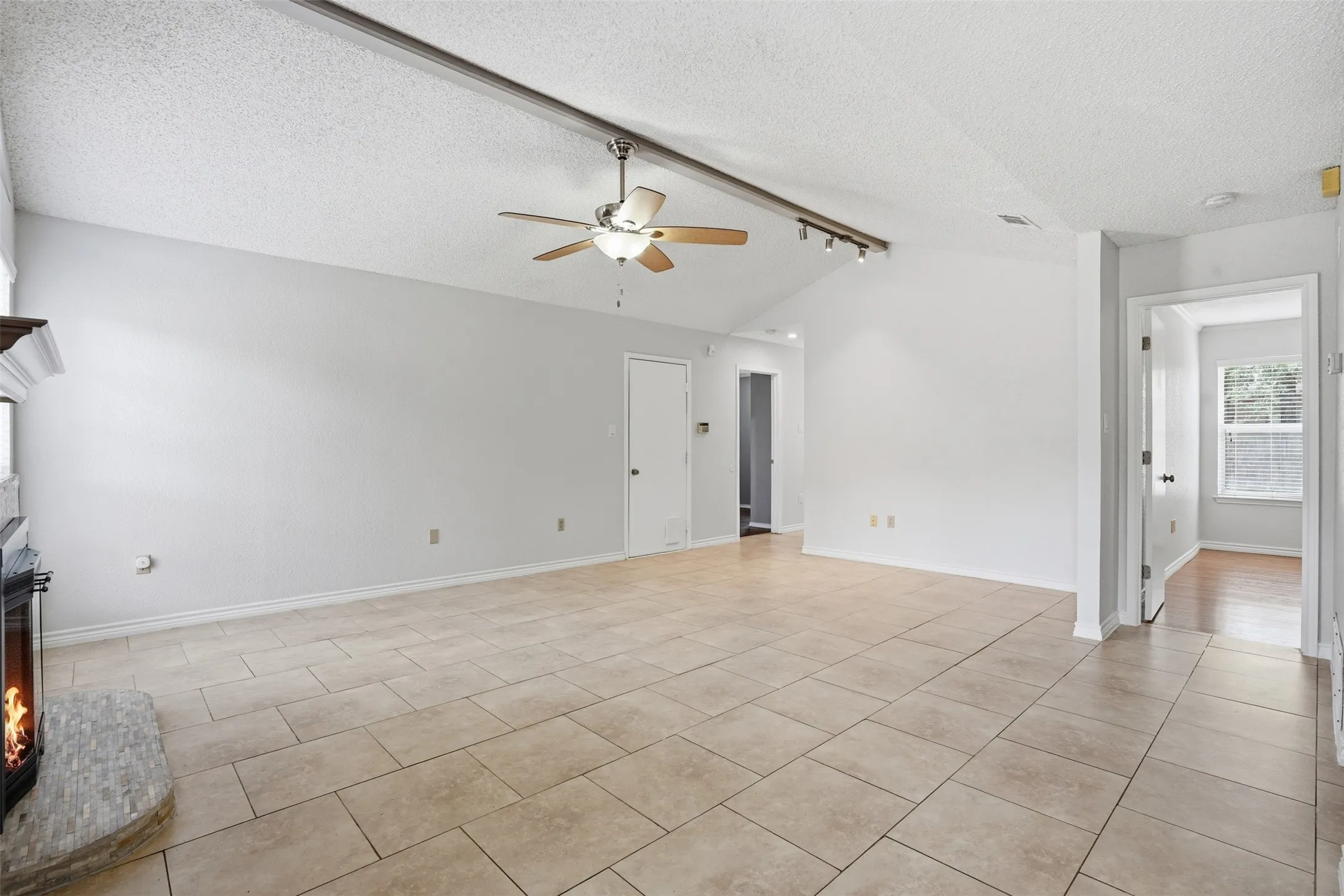 Single Family Residence For Rent in Tarrant County , 1122 Hidden Creek Drive, Mansfield, Texas 76063, 3 Bedroom, 2 Bathroom, 1 Garage spaces, 1,060 Sqft, built in 1988, mls#21303616, Real Estate Agent in Mansfield, Homes For Rent in Tarrant county, Homes For Rent in Mansfield, Realtor in Mansfield Texas, Real Estate Brokerage Independent Realty Texas, Luminita Cordes Realtor