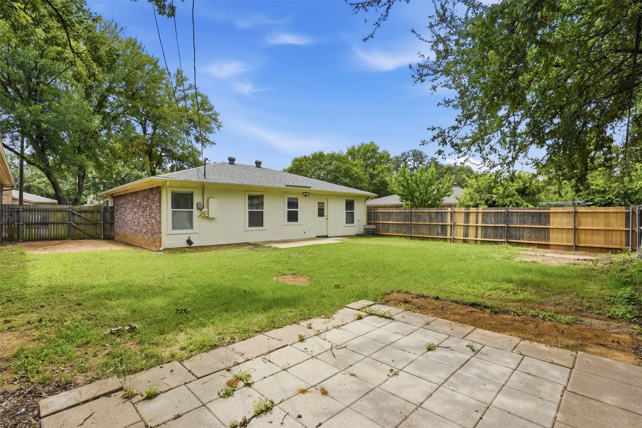 Single Family Residence For Rent in Tarrant County , 1122 Hidden Creek Drive, Mansfield, Texas 76063, 3 Bedroom, 2 Bathroom, 1 Garage spaces, 1,060 Sqft, built in 1988, mls#21303616, Real Estate Agent in Mansfield, Homes For Rent in Tarrant county, Homes For Rent in Mansfield, Realtor in Mansfield Texas, Real Estate Brokerage Independent Realty Texas, Luminita Cordes Realtor