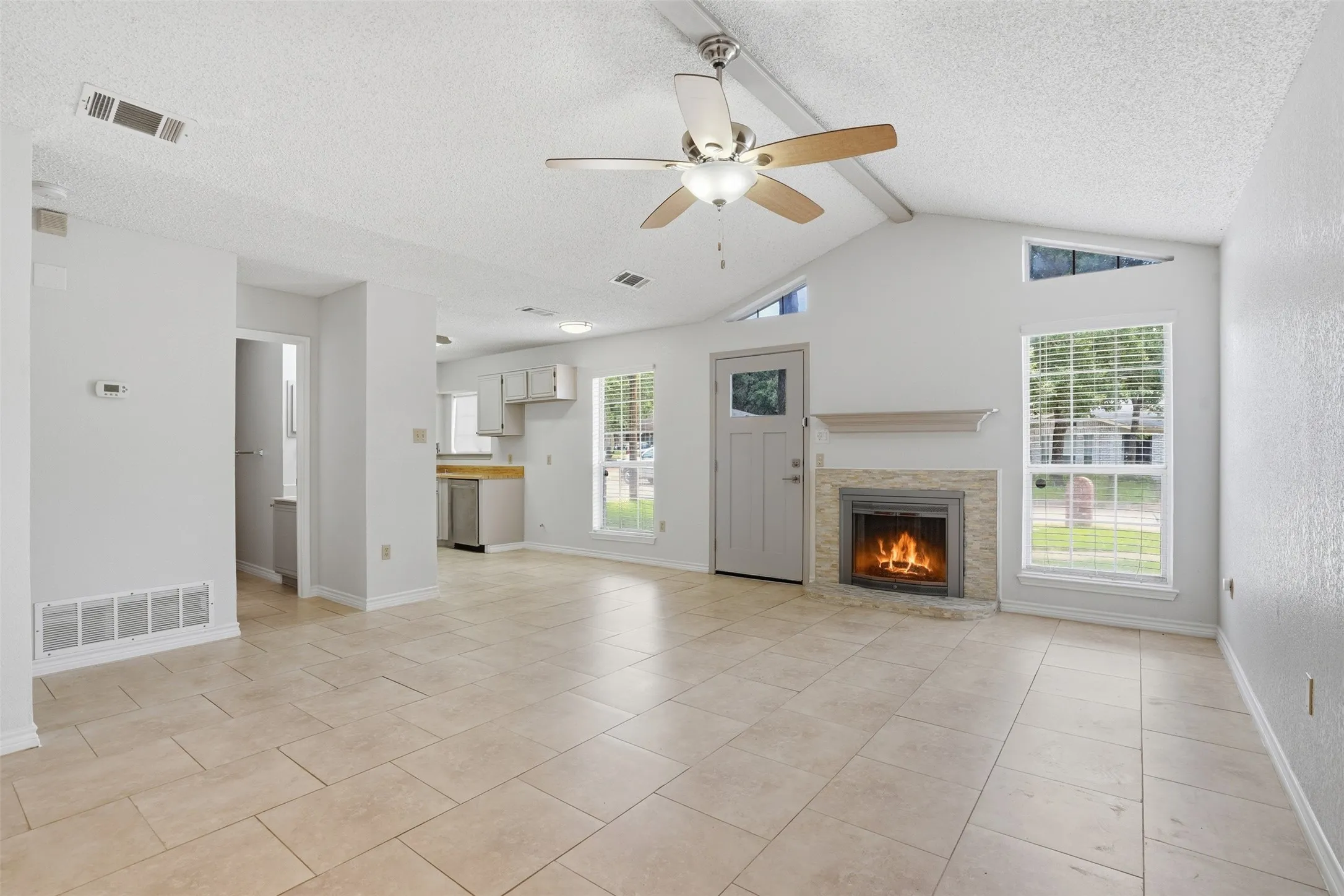 Single Family Residence For Rent in Tarrant County , 1122 Hidden Creek Drive, Mansfield, Texas 76063, 3 Bedroom, 2 Bathroom, 1 Garage spaces, 1,060 Sqft, built in 1988, mls#21303616, Real Estate Agent in Mansfield, Homes For Rent in Tarrant county, Homes For Rent in Mansfield, Realtor in Mansfield Texas, Real Estate Brokerage Independent Realty Texas, Luminita Cordes Realtor