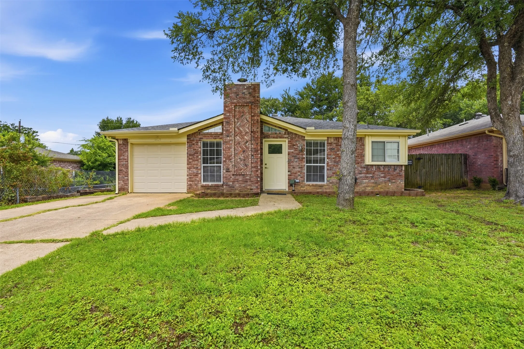 Single Family Residence For Rent in Tarrant County , 1122 Hidden Creek Drive, Mansfield, Texas 76063, 3 Bedroom, 2 Bathroom, 1 Garage spaces, 1,060 Sqft, built in 1988, mls#21303616, Real Estate Agent in Mansfield, Homes For Rent in Tarrant county, Homes For Rent in Mansfield, Realtor in Mansfield Texas, Real Estate Brokerage Independent Realty Texas, Luminita Cordes Realtor