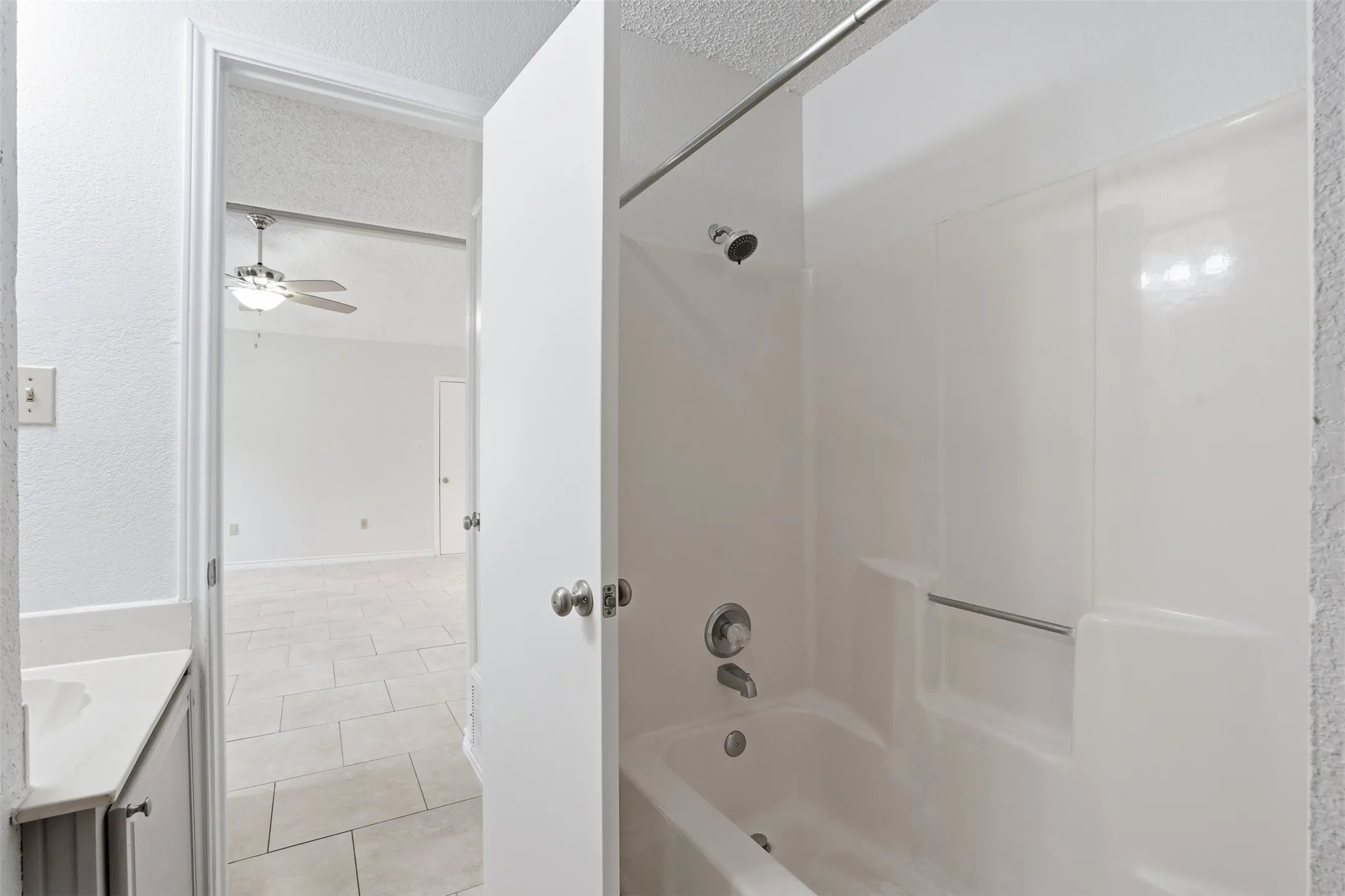 Single Family Residence For Rent in Tarrant County , 1122 Hidden Creek Drive, Mansfield, Texas 76063, 3 Bedroom, 2 Bathroom, 1 Garage spaces, 1,060 Sqft, built in 1988, mls#21303616, Real Estate Agent in Mansfield, Homes For Rent in Tarrant county, Homes For Rent in Mansfield, Realtor in Mansfield Texas, Real Estate Brokerage Independent Realty Texas, Luminita Cordes Realtor