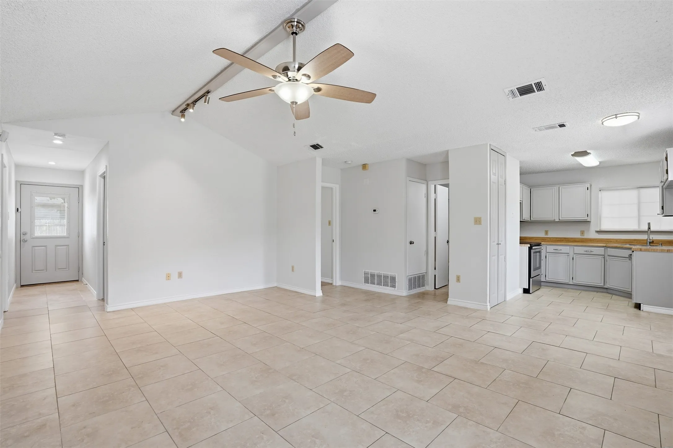 Single Family Residence For Rent in Tarrant County , 1122 Hidden Creek Drive, Mansfield, Texas 76063, 3 Bedroom, 2 Bathroom, 1 Garage spaces, 1,060 Sqft, built in 1988, mls#21303616, Real Estate Agent in Mansfield, Homes For Rent in Tarrant county, Homes For Rent in Mansfield, Realtor in Mansfield Texas, Real Estate Brokerage Independent Realty Texas, Luminita Cordes Realtor