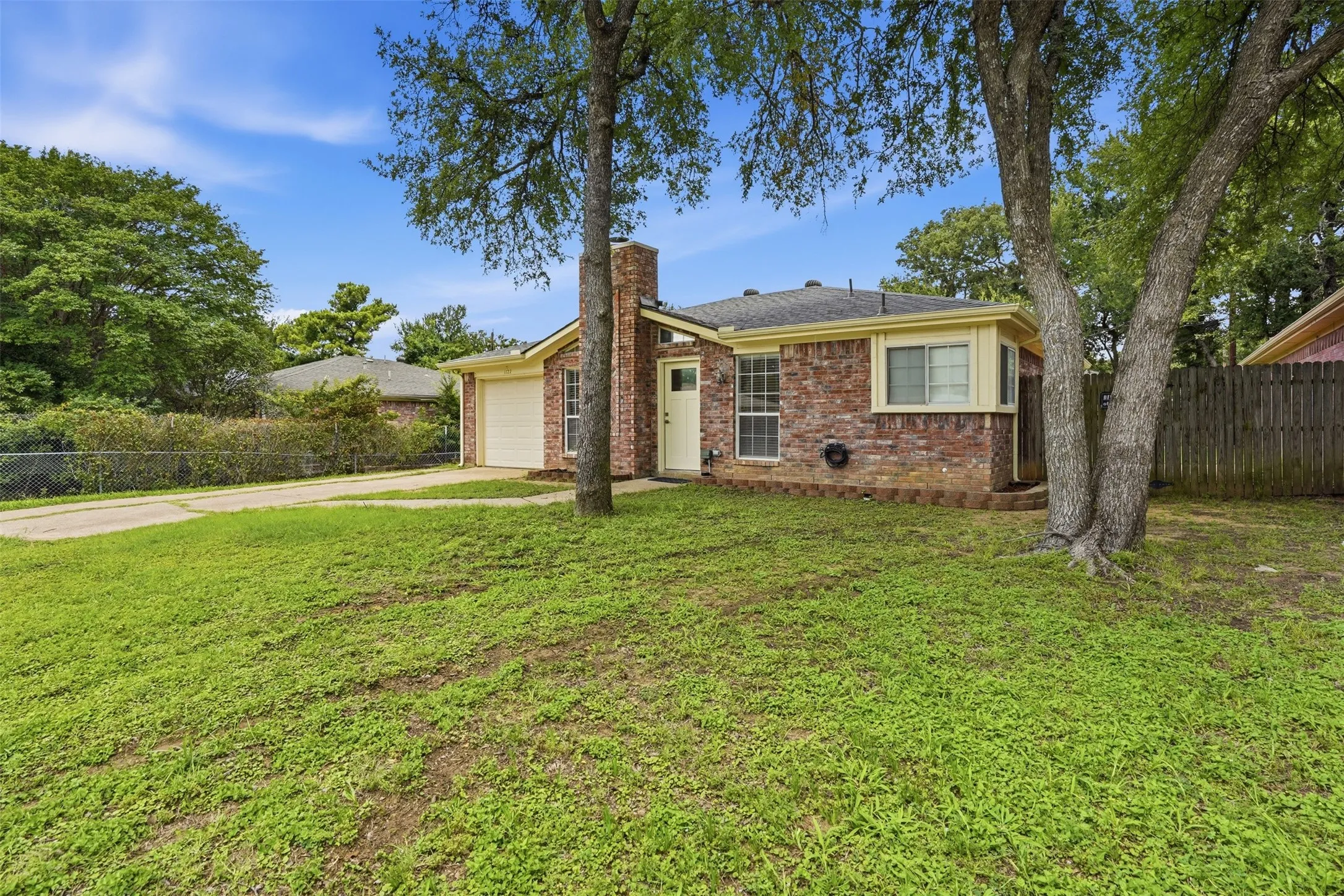 Single Family Residence For Rent in Tarrant County , 1122 Hidden Creek Drive, Mansfield, Texas 76063, 3 Bedroom, 2 Bathroom, 1 Garage spaces, 1,060 Sqft, built in 1988, mls#21303616, Real Estate Agent in Mansfield, Homes For Rent in Tarrant county, Homes For Rent in Mansfield, Realtor in Mansfield Texas, Real Estate Brokerage Independent Realty Texas, Luminita Cordes Realtor