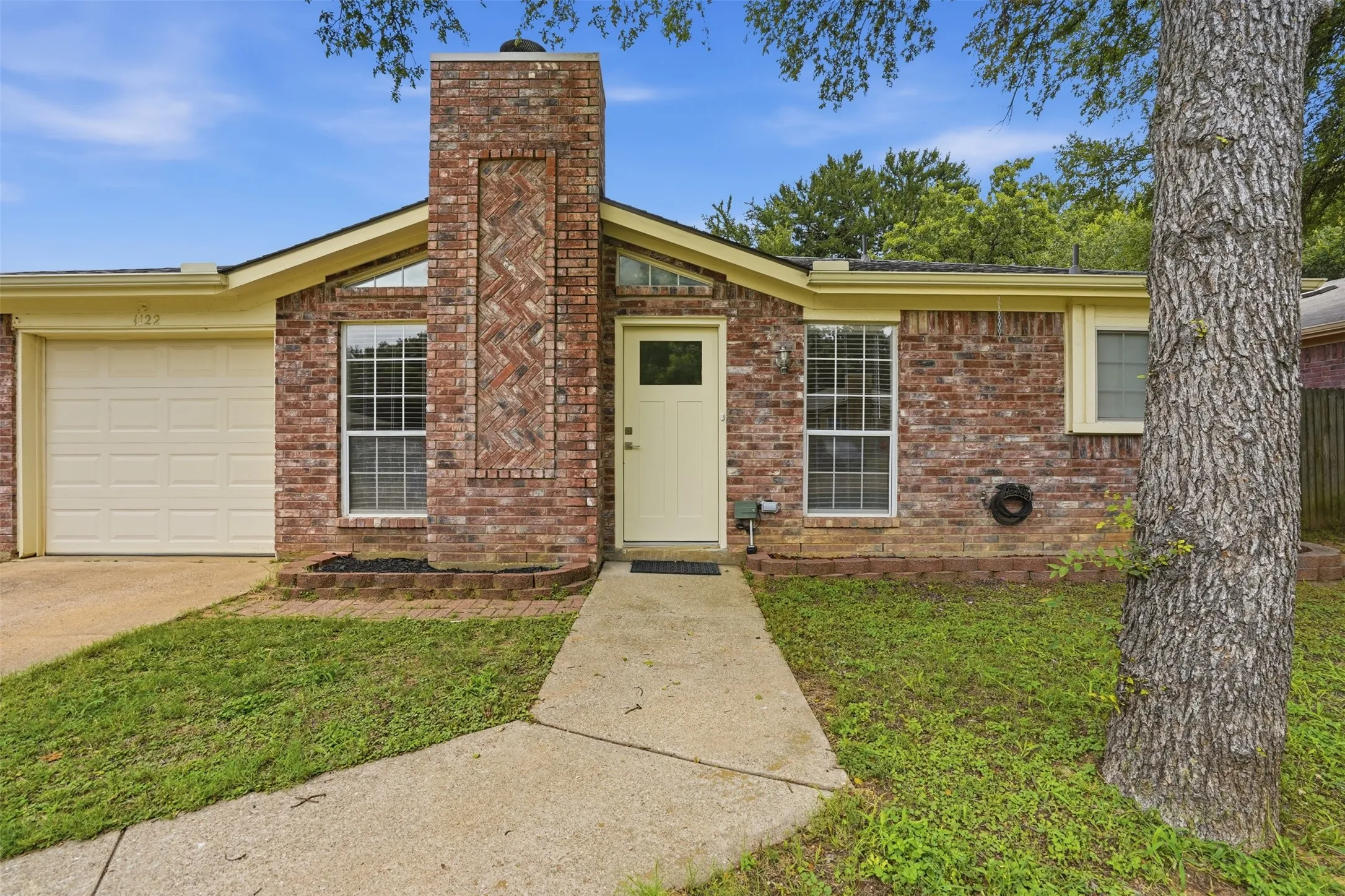 Single Family Residence For Rent in Tarrant County , 1122 Hidden Creek Drive, Mansfield, Texas 76063, 3 Bedroom, 2 Bathroom, 1 Garage spaces, 1,060 Sqft, built in 1988, mls#21303616, Real Estate Agent in Mansfield, Homes For Rent in Tarrant county, Homes For Rent in Mansfield, Realtor in Mansfield Texas, Real Estate Brokerage Independent Realty Texas, Luminita Cordes Realtor
