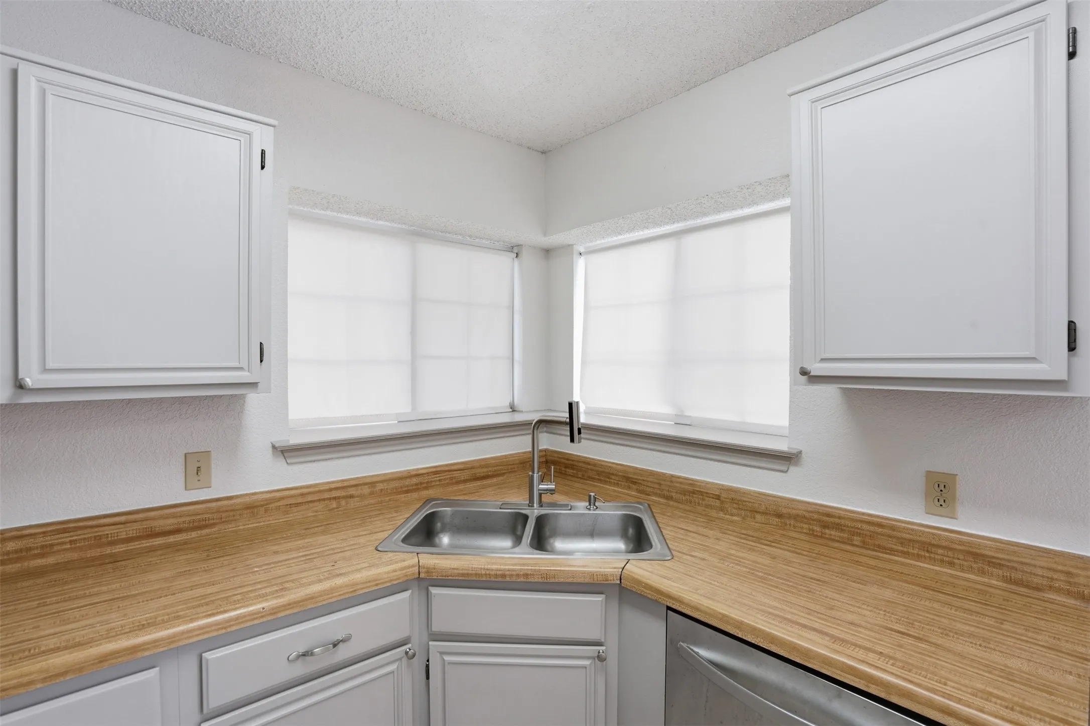 Single Family Residence For Rent in Tarrant County , 1122 Hidden Creek Drive, Mansfield, Texas 76063, 3 Bedroom, 2 Bathroom, 1 Garage spaces, 1,060 Sqft, built in 1988, mls#21303616, Real Estate Agent in Mansfield, Homes For Rent in Tarrant county, Homes For Rent in Mansfield, Realtor in Mansfield Texas, Real Estate Brokerage Independent Realty Texas, Luminita Cordes Realtor