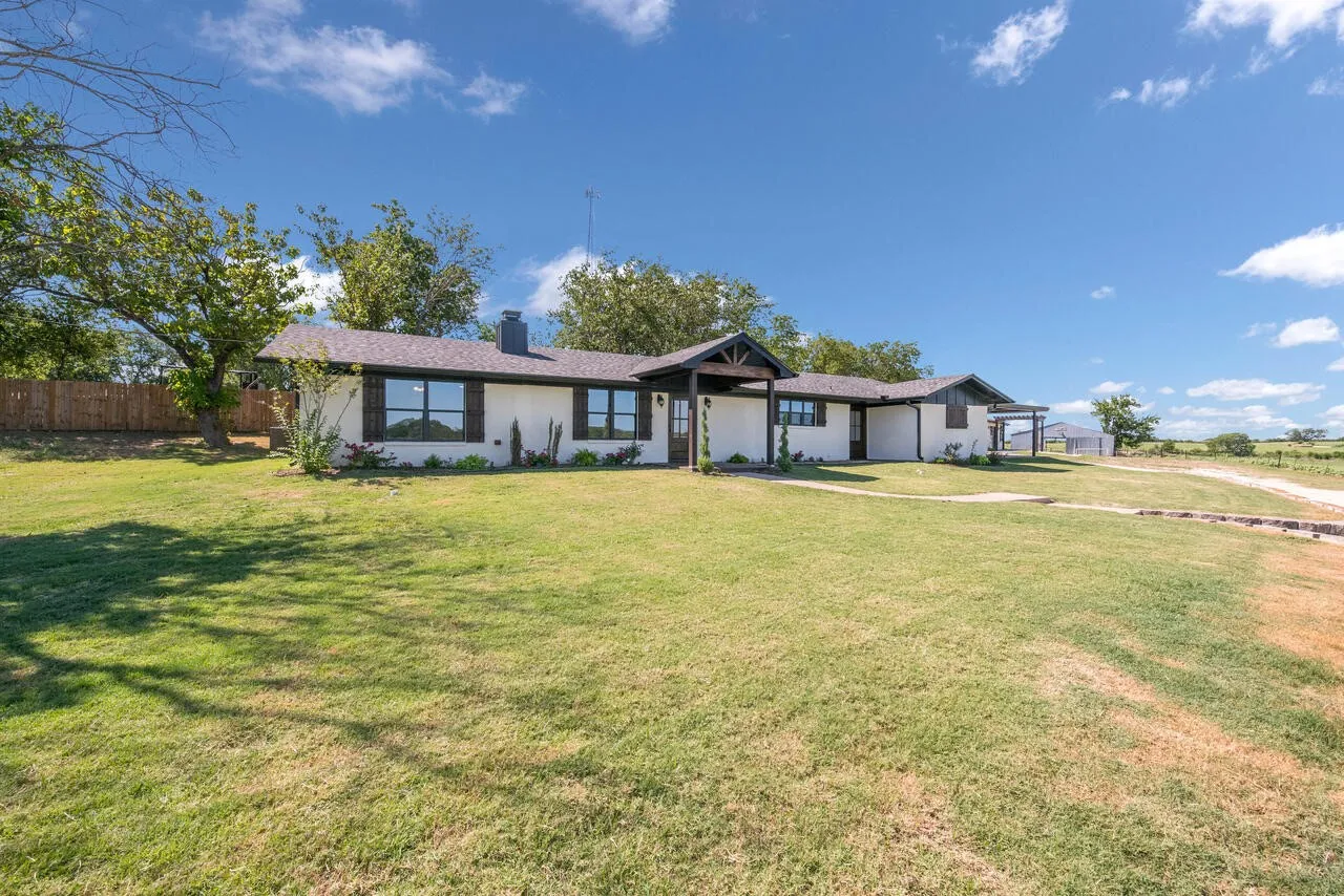Farm For Sale in Mc Lennan County , 4864 S Hwy 77 Highway, Lorena, Texas 76655, 3 Bedroom, 2 Bathroom, 2 Garage spaces, 2,615 Sqft, built in 1980, mls#21291438, Real Estate Agent in Lorena, Homes For Sale in Mc Lennan county, Homes For Sale in Lorena, Realtor in Lorena Texas, Real Estate Brokerage Independent Realty Texas, Luminita Cordes Realtor