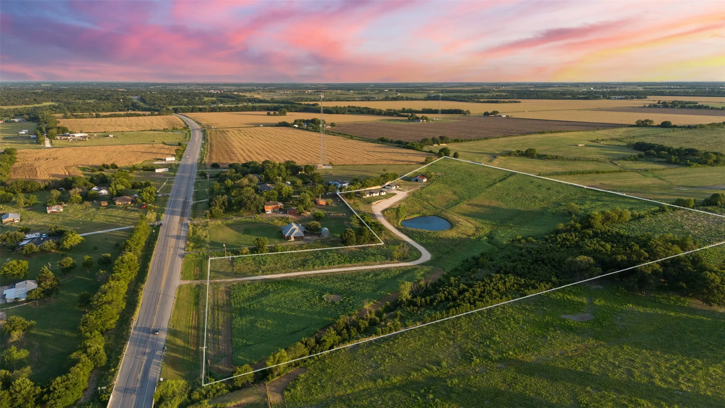 Farm For Sale in Mc Lennan County , 4864 S Hwy 77 Highway, Lorena, Texas 76655, 3 Bedroom, 2 Bathroom, 2 Garage spaces, 2,615 Sqft, built in 1980, mls#21291438, Real Estate Agent in Lorena, Homes For Sale in Mc Lennan county, Homes For Sale in Lorena, Realtor in Lorena Texas, Real Estate Brokerage Independent Realty Texas, Luminita Cordes Realtor