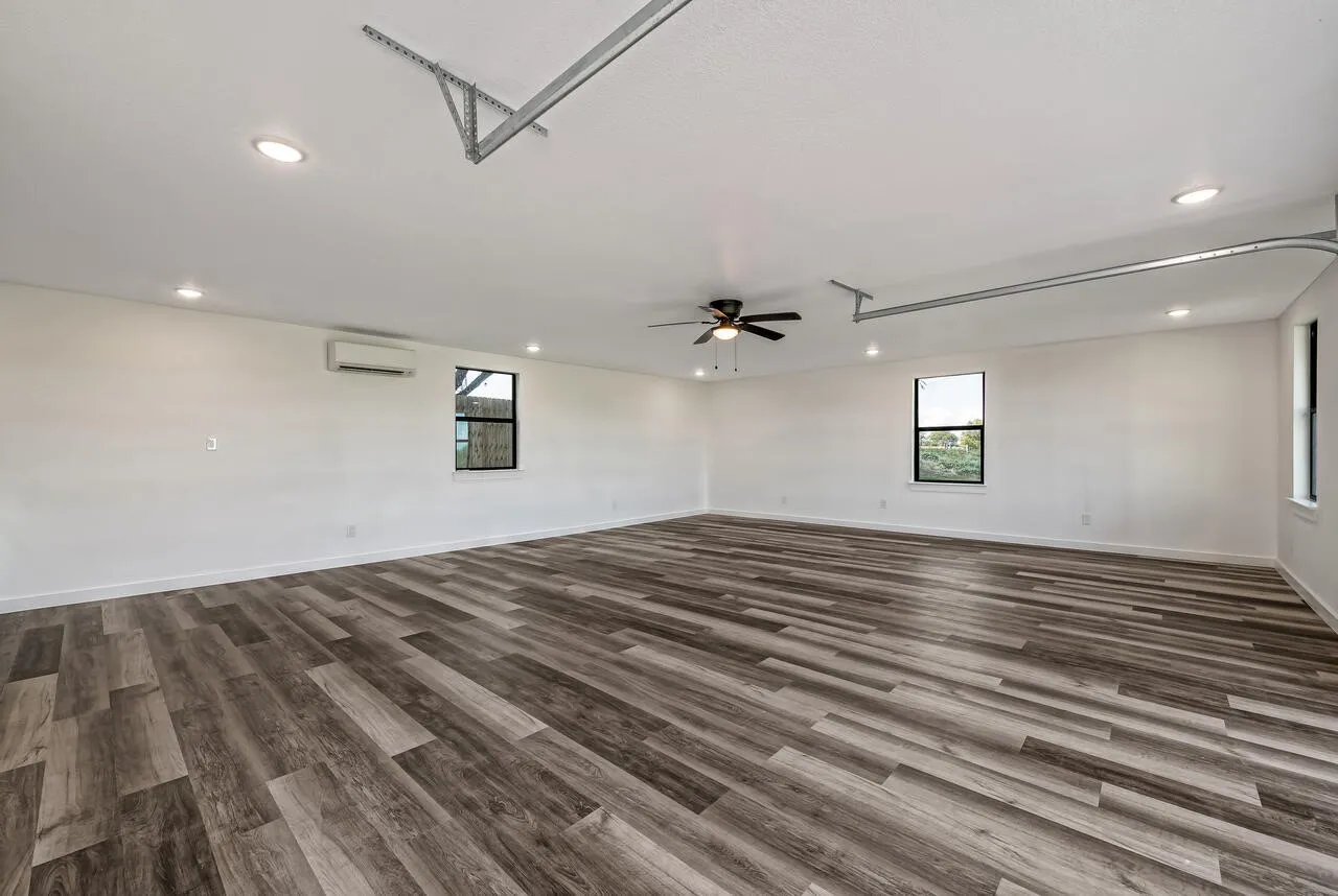Farm For Sale in Mc Lennan County , 4864 S Hwy 77 Highway, Lorena, Texas 76655, 3 Bedroom, 2 Bathroom, 2 Garage spaces, 2,615 Sqft, built in 1980, mls#21291438, Real Estate Agent in Lorena, Homes For Sale in Mc Lennan county, Homes For Sale in Lorena, Realtor in Lorena Texas, Real Estate Brokerage Independent Realty Texas, Luminita Cordes Realtor