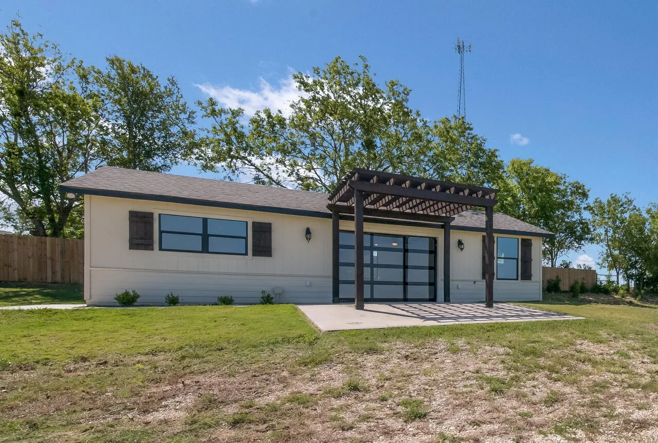 Farm For Sale in Mc Lennan County , 4864 S Hwy 77 Highway, Lorena, Texas 76655, 3 Bedroom, 2 Bathroom, 2 Garage spaces, 2,615 Sqft, built in 1980, mls#21291438, Real Estate Agent in Lorena, Homes For Sale in Mc Lennan county, Homes For Sale in Lorena, Realtor in Lorena Texas, Real Estate Brokerage Independent Realty Texas, Luminita Cordes Realtor