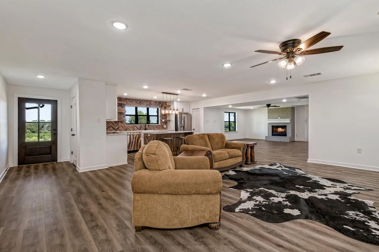 Farm For Sale in Mc Lennan County , 4864 S Hwy 77 Highway, Lorena, Texas 76655, 3 Bedroom, 2 Bathroom, 2 Garage spaces, 2,615 Sqft, built in 1980, mls#21291438, Real Estate Agent in Lorena, Homes For Sale in Mc Lennan county, Homes For Sale in Lorena, Realtor in Lorena Texas, Real Estate Brokerage Independent Realty Texas, Luminita Cordes Realtor