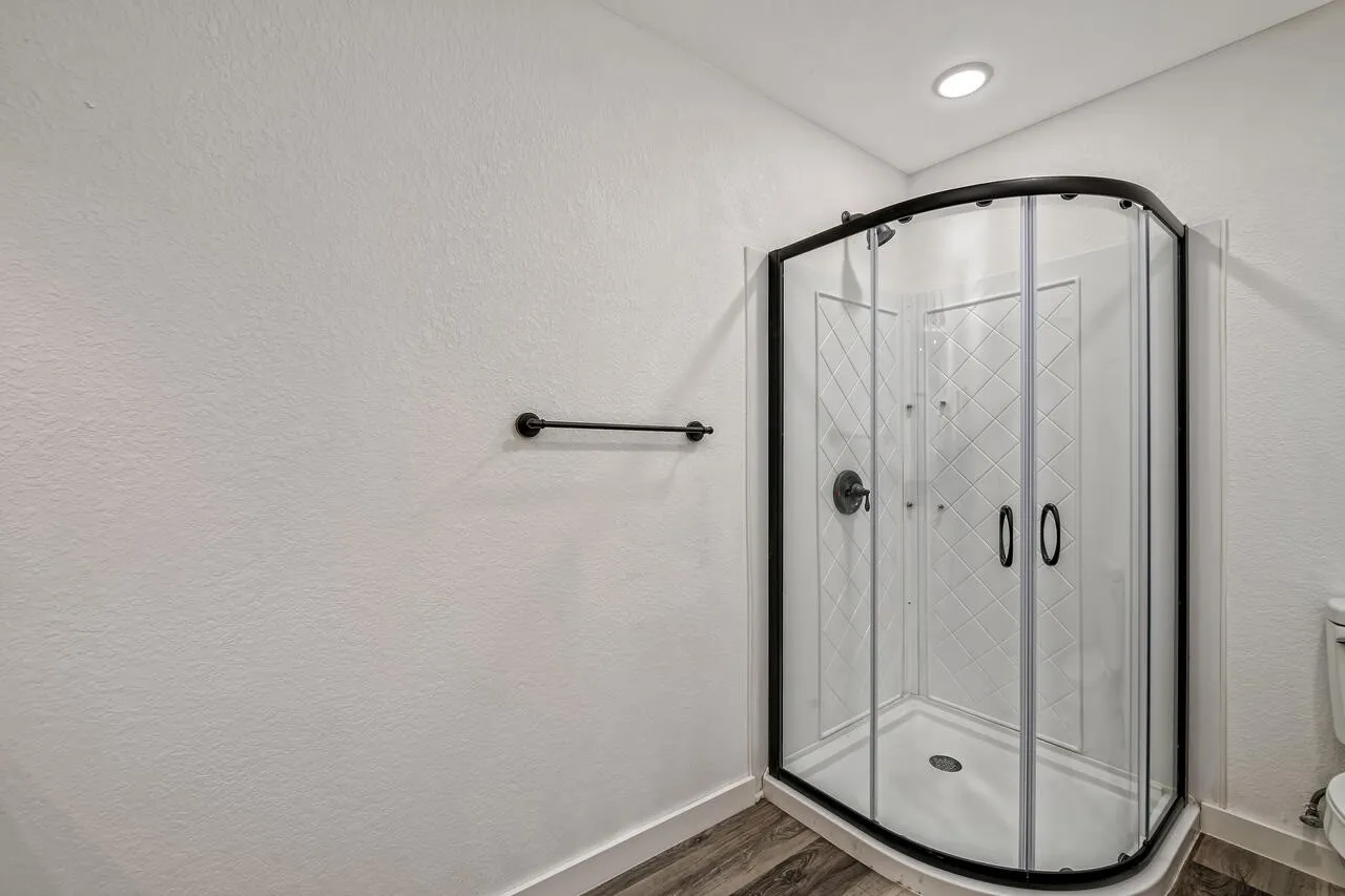 Farm For Sale in Mc Lennan County , 4864 S Hwy 77 Highway, Lorena, Texas 76655, 3 Bedroom, 2 Bathroom, 2 Garage spaces, 2,615 Sqft, built in 1980, mls#21291438, Real Estate Agent in Lorena, Homes For Sale in Mc Lennan county, Homes For Sale in Lorena, Realtor in Lorena Texas, Real Estate Brokerage Independent Realty Texas, Luminita Cordes Realtor