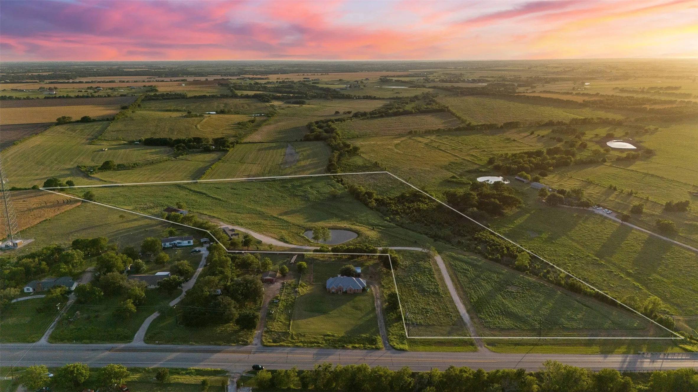 Farm For Sale in Mc Lennan County , 4864 S Hwy 77 Highway, Lorena, Texas 76655, 3 Bedroom, 2 Bathroom, 2 Garage spaces, 2,615 Sqft, built in 1980, mls#21291438, Real Estate Agent in Lorena, Homes For Sale in Mc Lennan county, Homes For Sale in Lorena, Realtor in Lorena Texas, Real Estate Brokerage Independent Realty Texas, Luminita Cordes Realtor
