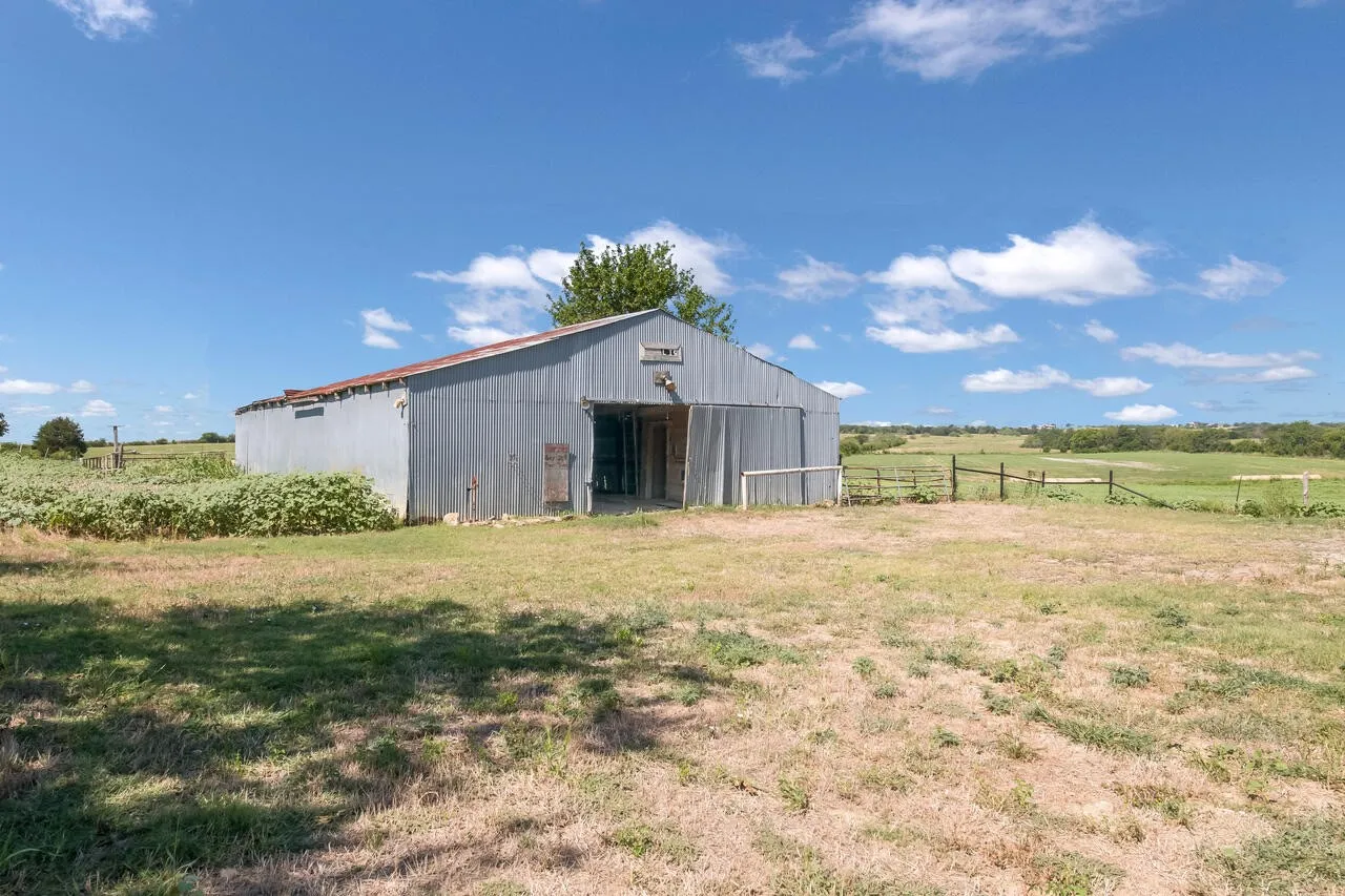 Farm For Sale in Mc Lennan County , 4864 S Hwy 77 Highway, Lorena, Texas 76655, 3 Bedroom, 2 Bathroom, 2 Garage spaces, 2,615 Sqft, built in 1980, mls#21291438, Real Estate Agent in Lorena, Homes For Sale in Mc Lennan county, Homes For Sale in Lorena, Realtor in Lorena Texas, Real Estate Brokerage Independent Realty Texas, Luminita Cordes Realtor