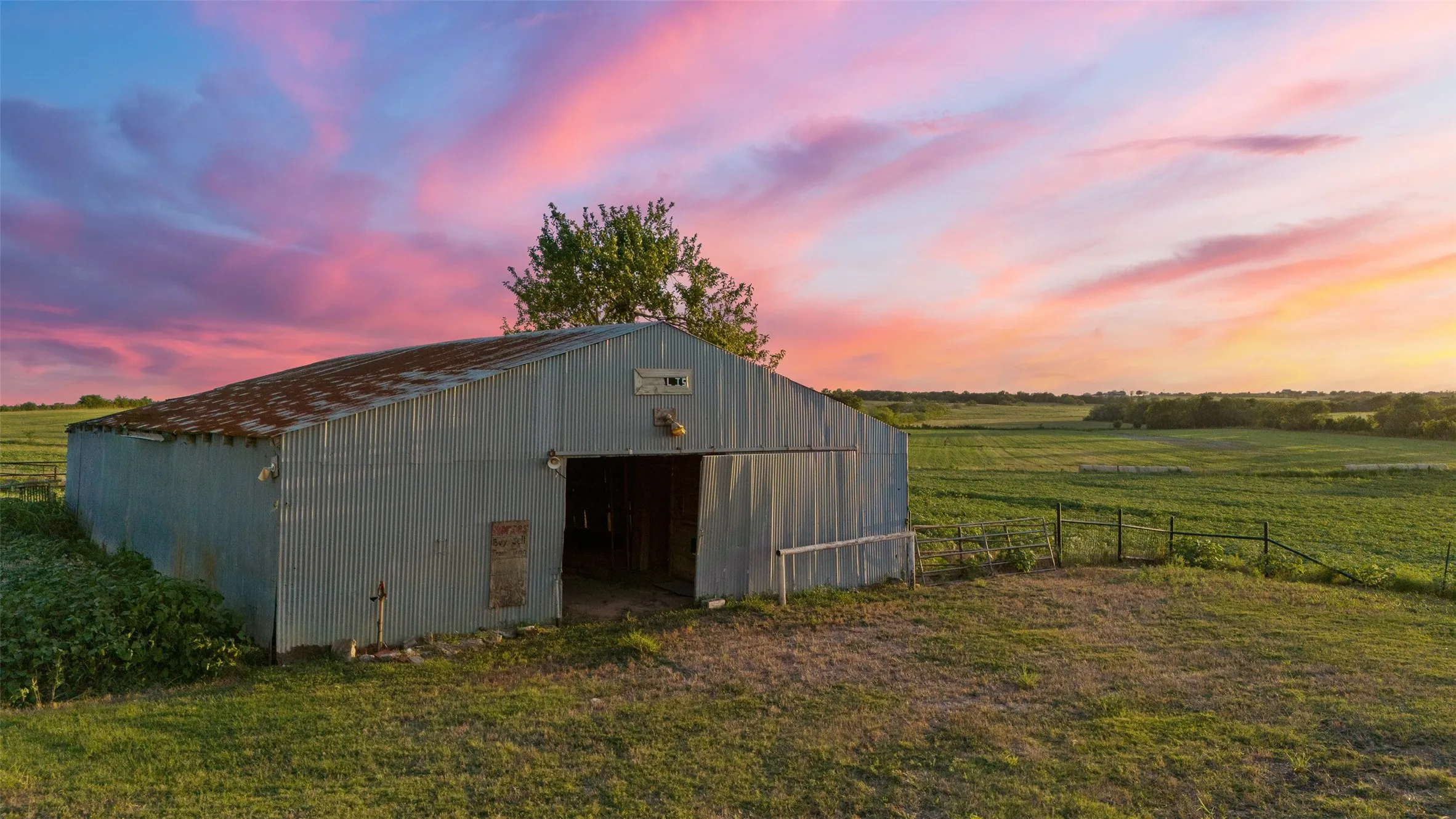 Farm For Sale in Mc Lennan County , 4864 S Hwy 77 Highway, Lorena, Texas 76655, 3 Bedroom, 2 Bathroom, 2 Garage spaces, 2,615 Sqft, built in 1980, mls#21291438, Real Estate Agent in Lorena, Homes For Sale in Mc Lennan county, Homes For Sale in Lorena, Realtor in Lorena Texas, Real Estate Brokerage Independent Realty Texas, Luminita Cordes Realtor
