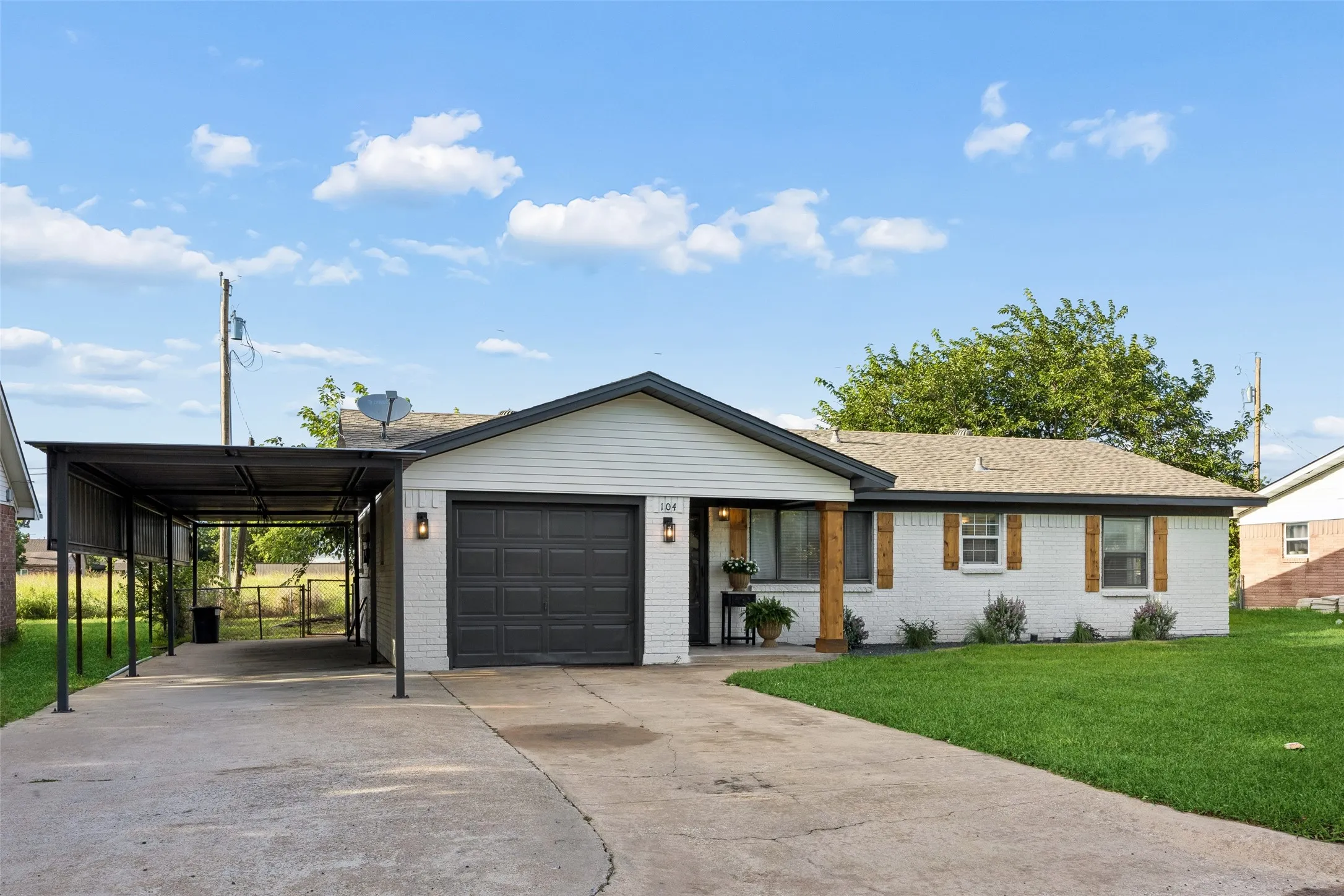Single Family Residence For Sale in Grayson County , 104 E Oak Street, Gunter, Texas 75058, 3 Bedroom, 1 Bathroom, 1 Garage spaces, 1,176 Sqft, built in 1969, mls#21303574, Real Estate Agent in Gunter, Homes For Sale in Grayson county, Homes For Sale in Gunter, Realtor in Gunter Texas, Real Estate Brokerage Independent Realty Texas, Luminita Cordes Realtor