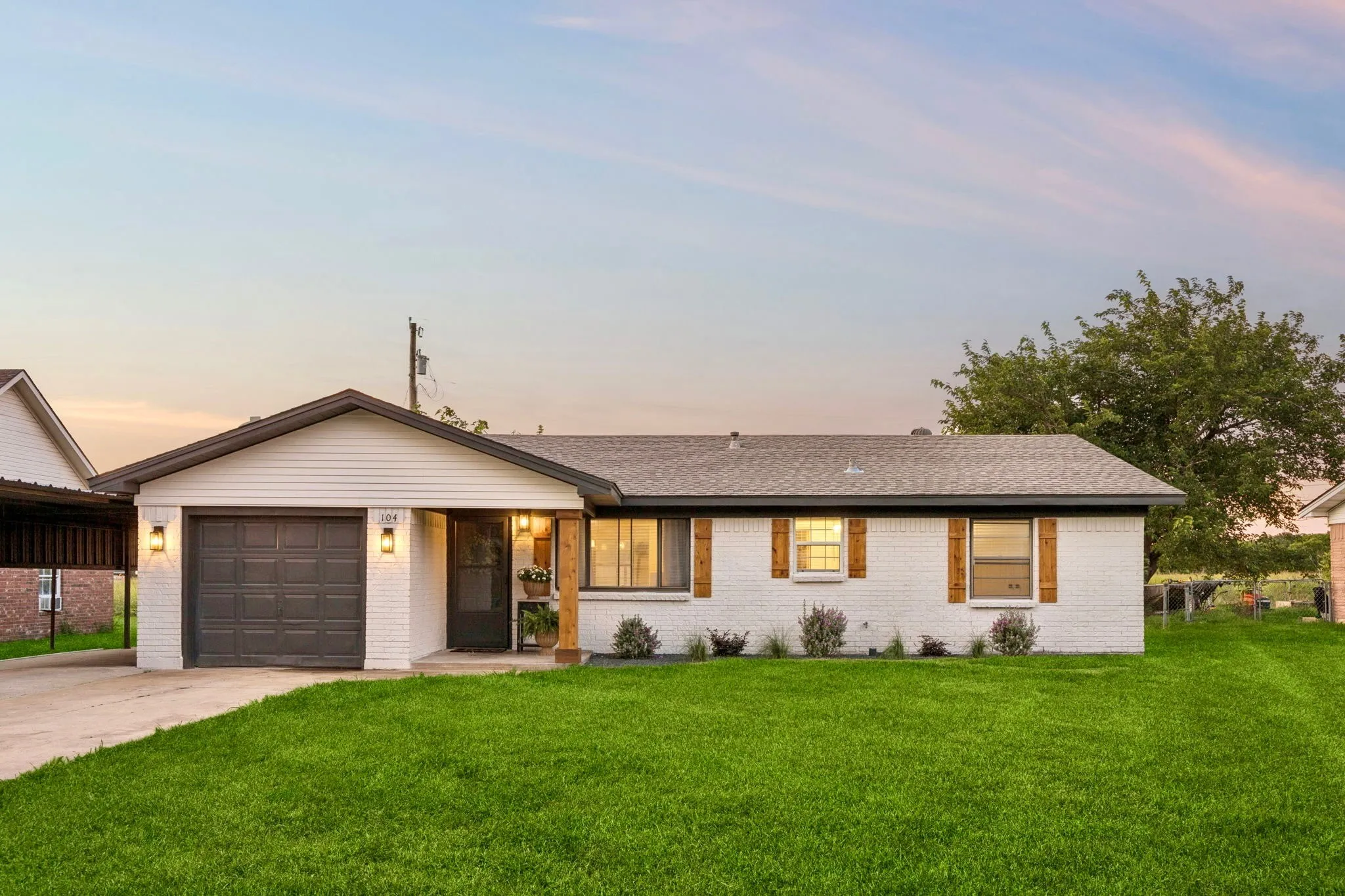 Single Family Residence For Sale in Grayson County , 104 E Oak Street, Gunter, Texas 75058, 3 Bedroom, 1 Bathroom, 1 Garage spaces, 1,176 Sqft, built in 1969, mls#21303574, Real Estate Agent in Gunter, Homes For Sale in Grayson county, Homes For Sale in Gunter, Realtor in Gunter Texas, Real Estate Brokerage Independent Realty Texas, Luminita Cordes Realtor