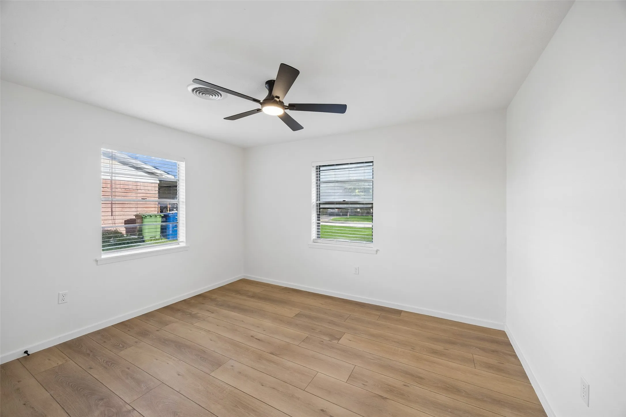 Single Family Residence For Sale in Grayson County , 104 E Oak Street, Gunter, Texas 75058, 3 Bedroom, 1 Bathroom, 1 Garage spaces, 1,176 Sqft, built in 1969, mls#21303574, Real Estate Agent in Gunter, Homes For Sale in Grayson county, Homes For Sale in Gunter, Realtor in Gunter Texas, Real Estate Brokerage Independent Realty Texas, Luminita Cordes Realtor
