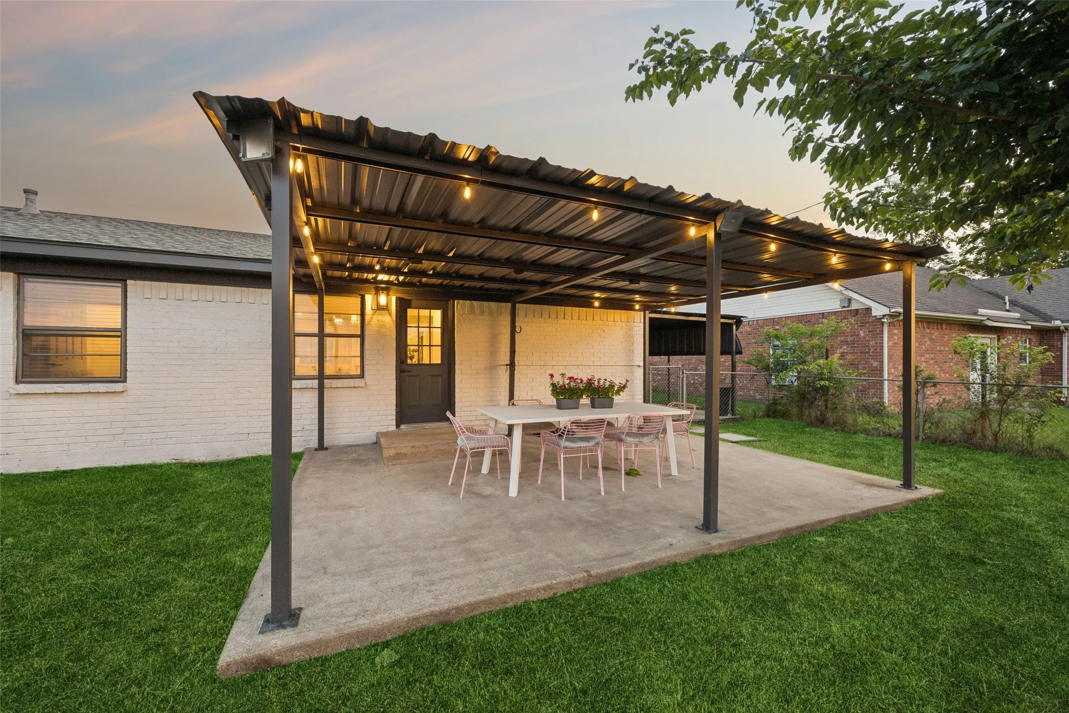 Single Family Residence For Sale in Grayson County , 104 E Oak Street, Gunter, Texas 75058, 3 Bedroom, 1 Bathroom, 1 Garage spaces, 1,176 Sqft, built in 1969, mls#21303574, Real Estate Agent in Gunter, Homes For Sale in Grayson county, Homes For Sale in Gunter, Realtor in Gunter Texas, Real Estate Brokerage Independent Realty Texas, Luminita Cordes Realtor
