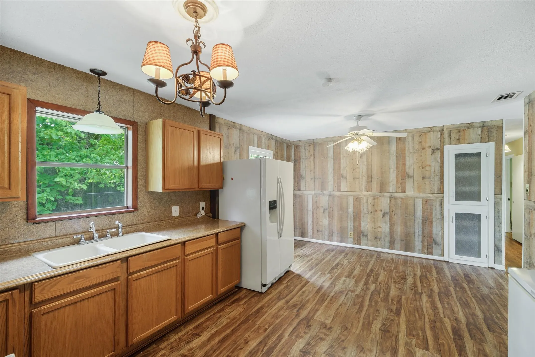 Single Family Residence For Sale in Van Zandt County , 22229 State Highway 64, Canton, Texas 75103, 2 Bedroom, 1 Bathroom, Garage spaces, 1,189 Sqft, built in 1967, mls#21303638, Real Estate Agent in Canton, Homes For Sale in Van Zandt county, Homes For Sale in Canton, Realtor in Canton Texas, Real Estate Brokerage Independent Realty Texas, Luminita Cordes Realtor