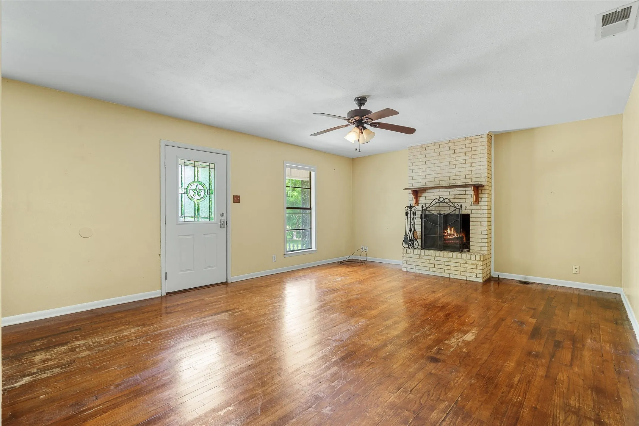 Single Family Residence For Sale in Van Zandt County , 22229 State Highway 64, Canton, Texas 75103, 2 Bedroom, 1 Bathroom, Garage spaces, 1,189 Sqft, built in 1967, mls#21303638, Real Estate Agent in Canton, Homes For Sale in Van Zandt county, Homes For Sale in Canton, Realtor in Canton Texas, Real Estate Brokerage Independent Realty Texas, Luminita Cordes Realtor
