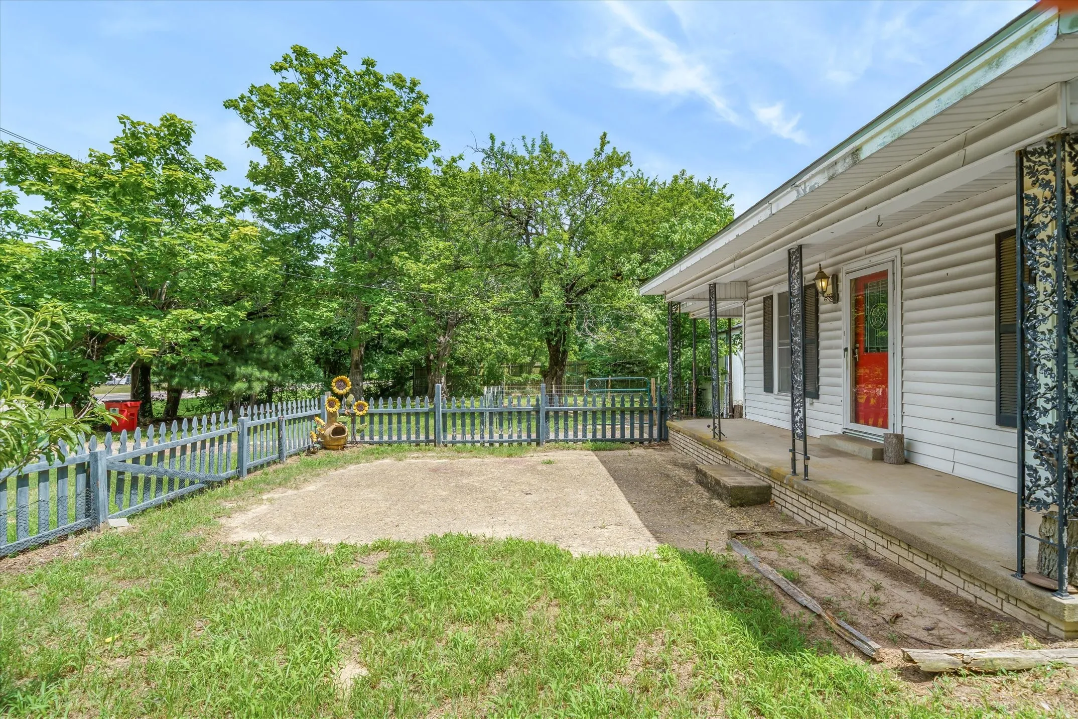 Single Family Residence For Sale in Van Zandt County , 22229 State Highway 64, Canton, Texas 75103, 2 Bedroom, 1 Bathroom, Garage spaces, 1,189 Sqft, built in 1967, mls#21303638, Real Estate Agent in Canton, Homes For Sale in Van Zandt county, Homes For Sale in Canton, Realtor in Canton Texas, Real Estate Brokerage Independent Realty Texas, Luminita Cordes Realtor