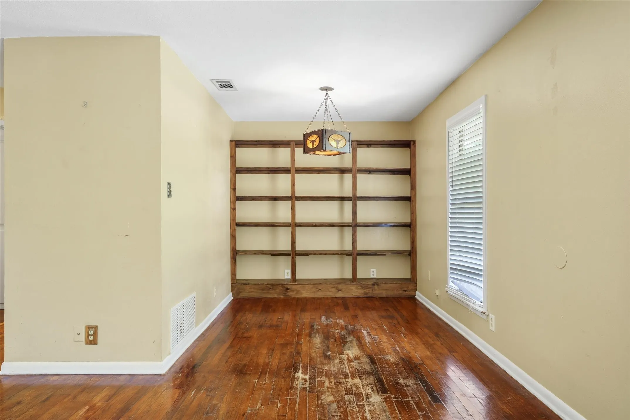 Single Family Residence For Sale in Van Zandt County , 22229 State Highway 64, Canton, Texas 75103, 2 Bedroom, 1 Bathroom, Garage spaces, 1,189 Sqft, built in 1967, mls#21303638, Real Estate Agent in Canton, Homes For Sale in Van Zandt county, Homes For Sale in Canton, Realtor in Canton Texas, Real Estate Brokerage Independent Realty Texas, Luminita Cordes Realtor