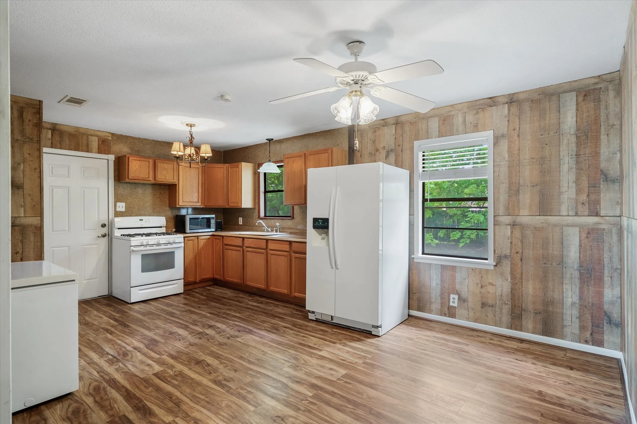 Single Family Residence For Sale in Van Zandt County , 22229 State Highway 64, Canton, Texas 75103, 2 Bedroom, 1 Bathroom, Garage spaces, 1,189 Sqft, built in 1967, mls#21303638, Real Estate Agent in Canton, Homes For Sale in Van Zandt county, Homes For Sale in Canton, Realtor in Canton Texas, Real Estate Brokerage Independent Realty Texas, Luminita Cordes Realtor