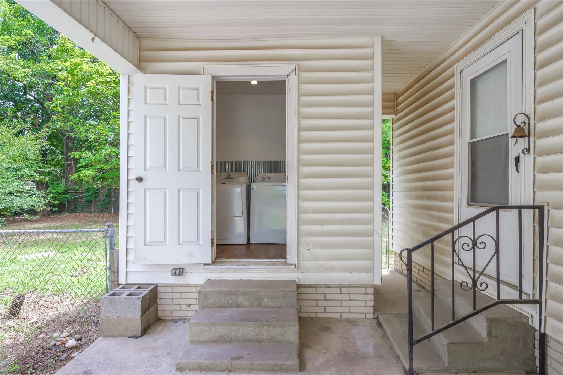 Single Family Residence For Sale in Van Zandt County , 22229 State Highway 64, Canton, Texas 75103, 2 Bedroom, 1 Bathroom, Garage spaces, 1,189 Sqft, built in 1967, mls#21303638, Real Estate Agent in Canton, Homes For Sale in Van Zandt county, Homes For Sale in Canton, Realtor in Canton Texas, Real Estate Brokerage Independent Realty Texas, Luminita Cordes Realtor