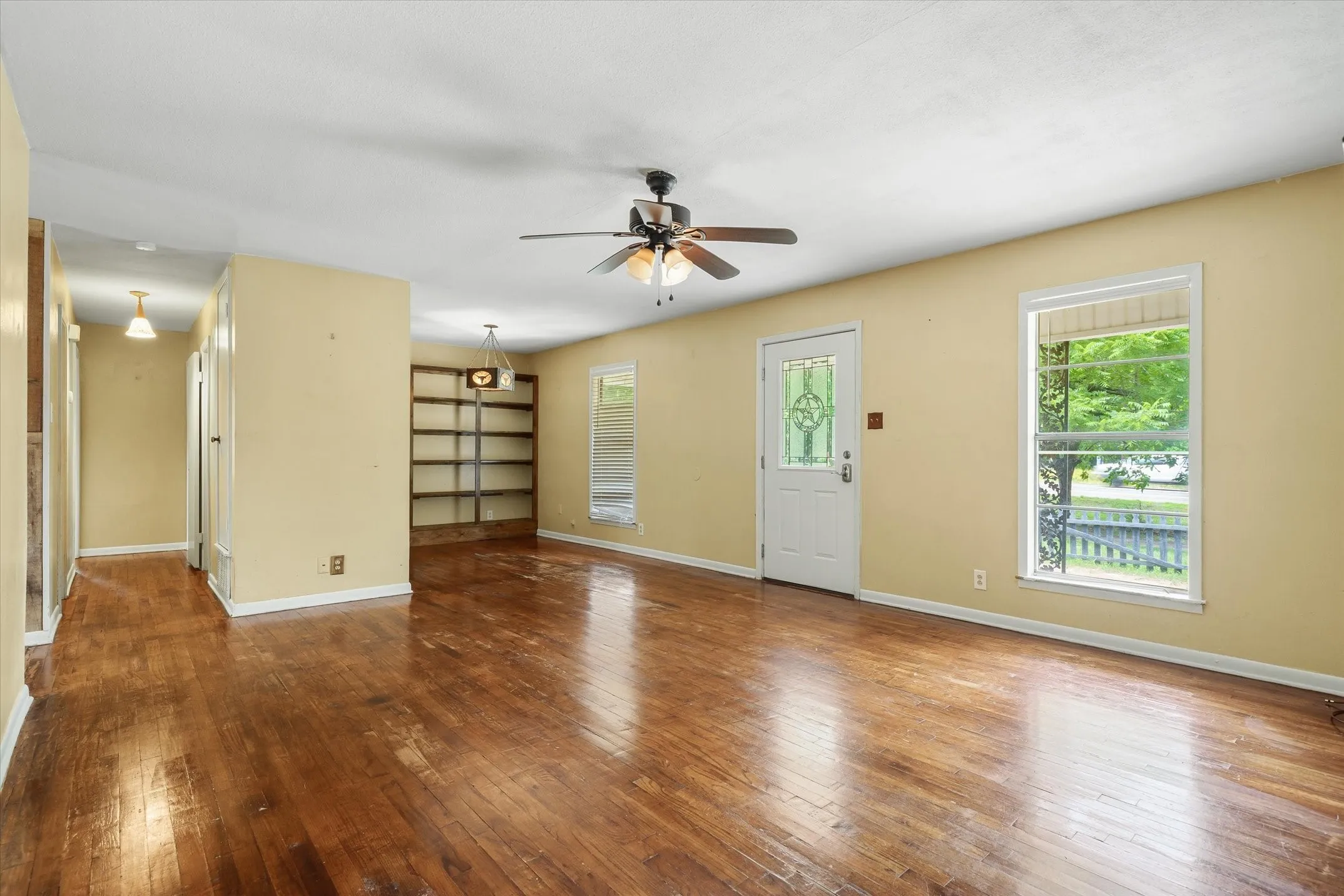 Single Family Residence For Sale in Van Zandt County , 22229 State Highway 64, Canton, Texas 75103, 2 Bedroom, 1 Bathroom, Garage spaces, 1,189 Sqft, built in 1967, mls#21303638, Real Estate Agent in Canton, Homes For Sale in Van Zandt county, Homes For Sale in Canton, Realtor in Canton Texas, Real Estate Brokerage Independent Realty Texas, Luminita Cordes Realtor