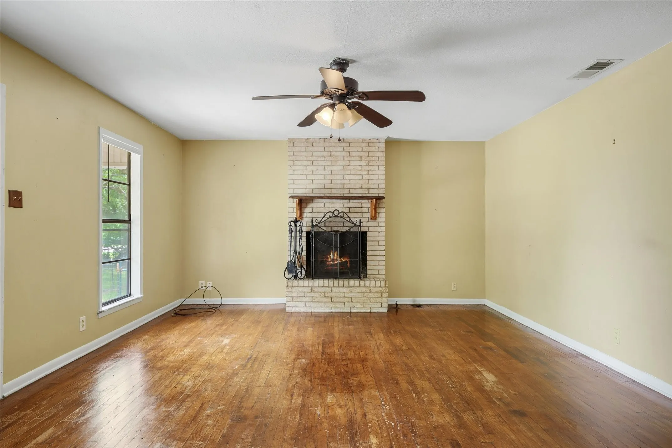 Single Family Residence For Sale in Van Zandt County , 22229 State Highway 64, Canton, Texas 75103, 2 Bedroom, 1 Bathroom, Garage spaces, 1,189 Sqft, built in 1967, mls#21303638, Real Estate Agent in Canton, Homes For Sale in Van Zandt county, Homes For Sale in Canton, Realtor in Canton Texas, Real Estate Brokerage Independent Realty Texas, Luminita Cordes Realtor