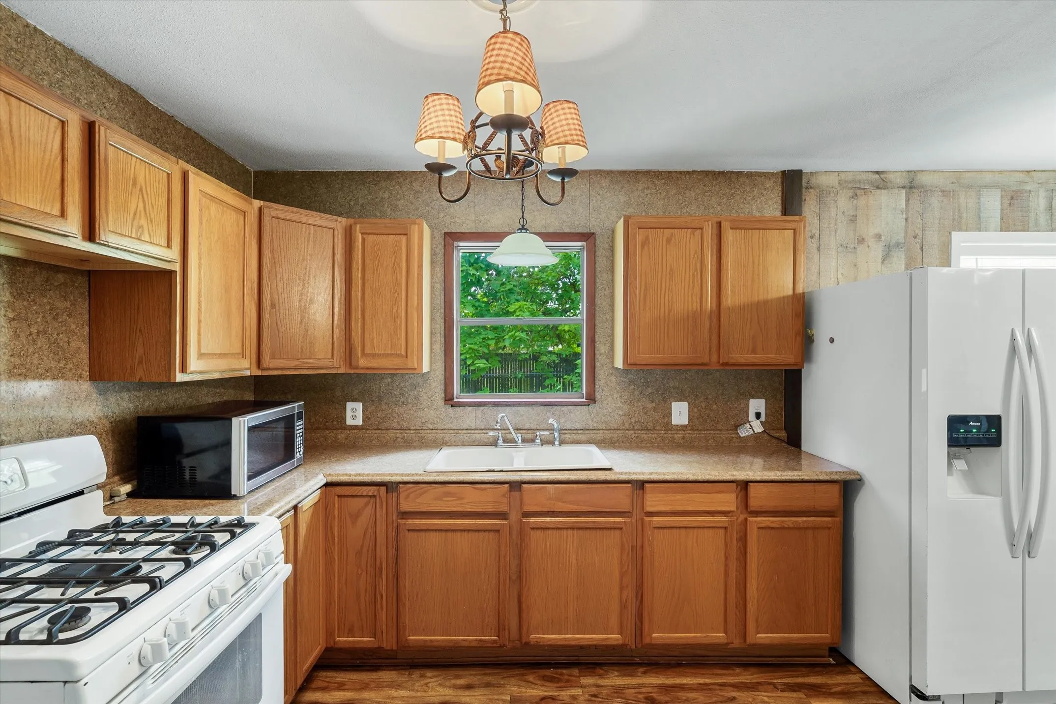 Single Family Residence For Sale in Van Zandt County , 22229 State Highway 64, Canton, Texas 75103, 2 Bedroom, 1 Bathroom, Garage spaces, 1,189 Sqft, built in 1967, mls#21303638, Real Estate Agent in Canton, Homes For Sale in Van Zandt county, Homes For Sale in Canton, Realtor in Canton Texas, Real Estate Brokerage Independent Realty Texas, Luminita Cordes Realtor