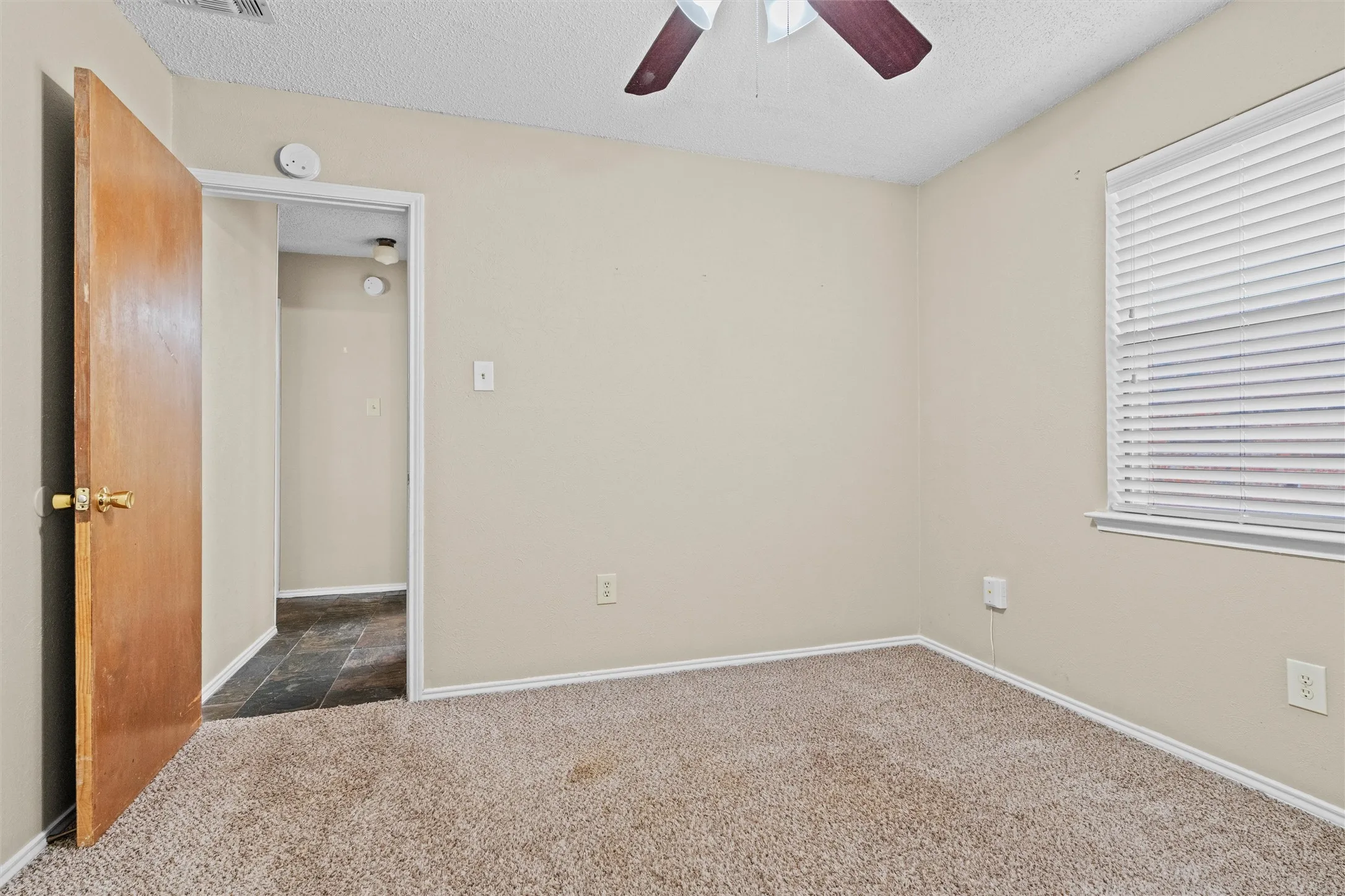 Single Family Residence For Sale in Tarrant County , 5601 Kingstree Court, Arlington, Texas 76017, 3 Bedroom, 2 Bathroom, 2 Garage spaces, 1,612 Sqft, built in 1982, mls#21302803, Real Estate Agent in Arlington, Homes For Sale in Tarrant county, Homes For Sale in Arlington, Realtor in Arlington Texas, Real Estate Brokerage Independent Realty Texas, Luminita Cordes Realtor