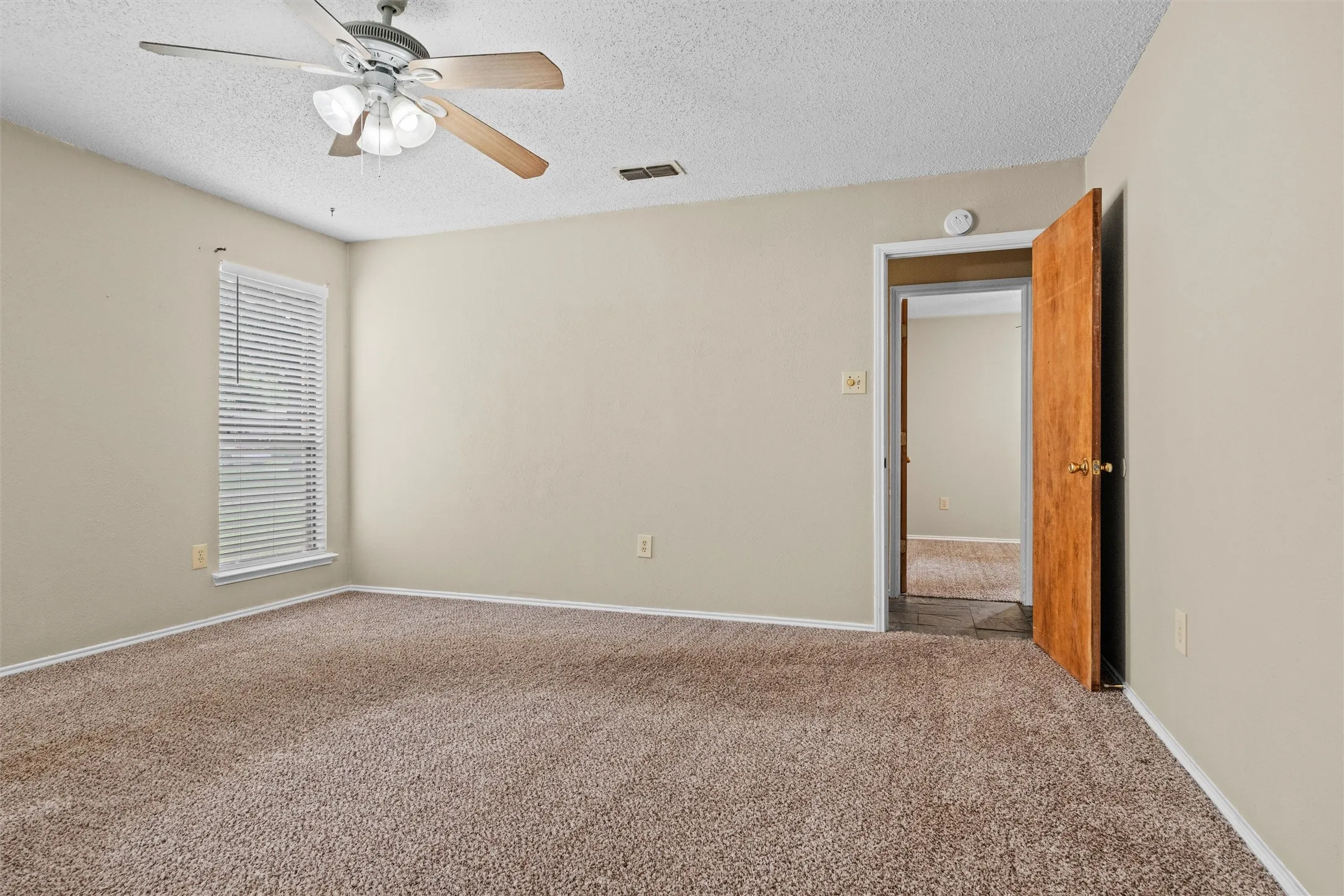 Single Family Residence For Sale in Tarrant County , 5601 Kingstree Court, Arlington, Texas 76017, 3 Bedroom, 2 Bathroom, 2 Garage spaces, 1,612 Sqft, built in 1982, mls#21302803, Real Estate Agent in Arlington, Homes For Sale in Tarrant county, Homes For Sale in Arlington, Realtor in Arlington Texas, Real Estate Brokerage Independent Realty Texas, Luminita Cordes Realtor