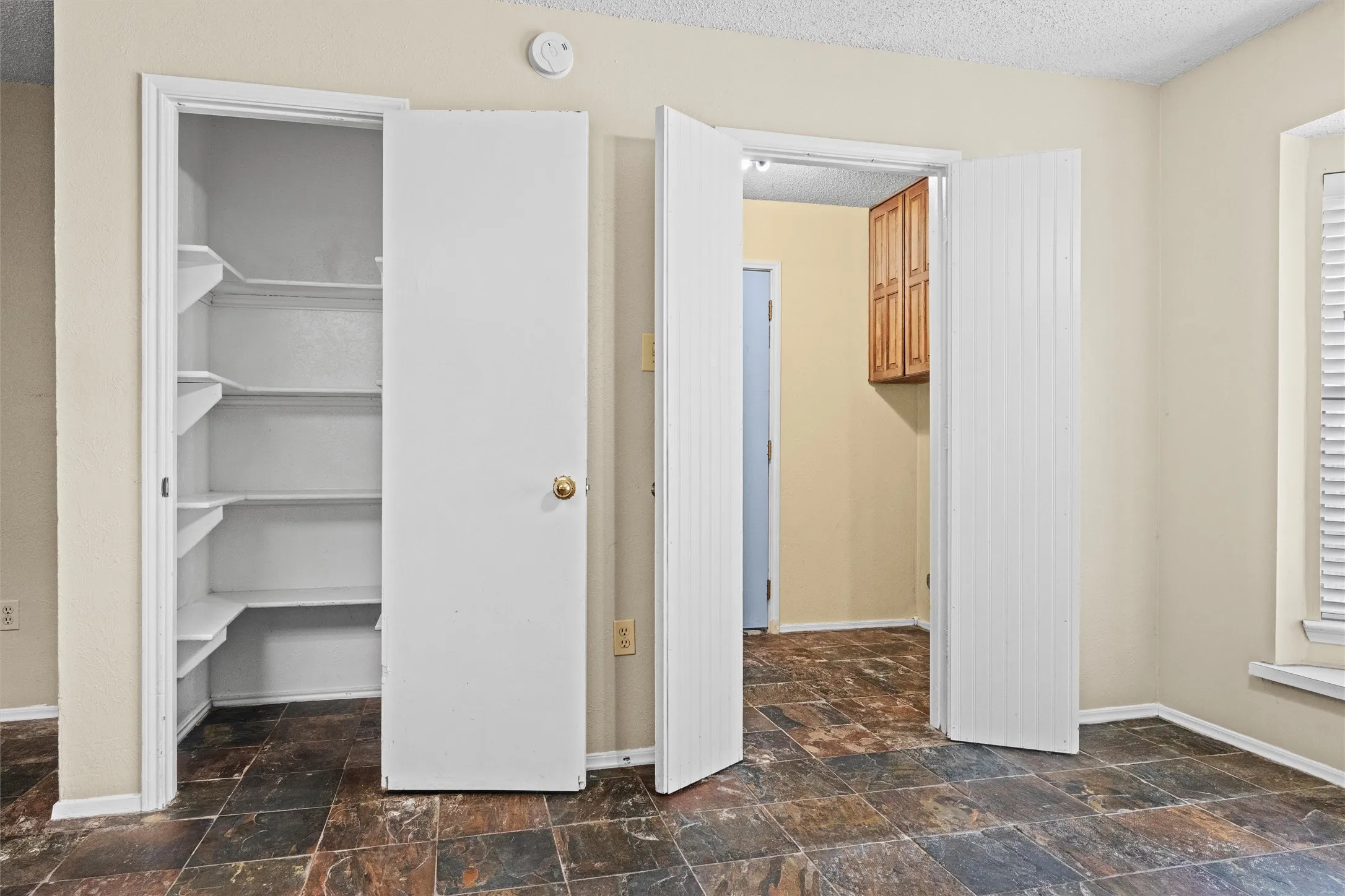 Single Family Residence For Sale in Tarrant County , 5601 Kingstree Court, Arlington, Texas 76017, 3 Bedroom, 2 Bathroom, 2 Garage spaces, 1,612 Sqft, built in 1982, mls#21302803, Real Estate Agent in Arlington, Homes For Sale in Tarrant county, Homes For Sale in Arlington, Realtor in Arlington Texas, Real Estate Brokerage Independent Realty Texas, Luminita Cordes Realtor