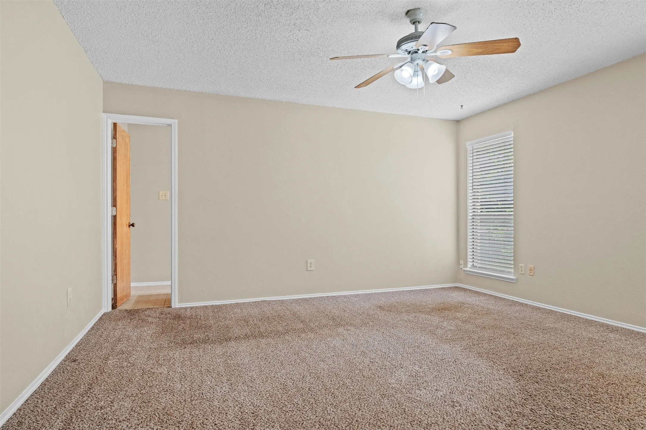 Single Family Residence For Sale in Tarrant County , 5601 Kingstree Court, Arlington, Texas 76017, 3 Bedroom, 2 Bathroom, 2 Garage spaces, 1,612 Sqft, built in 1982, mls#21302803, Real Estate Agent in Arlington, Homes For Sale in Tarrant county, Homes For Sale in Arlington, Realtor in Arlington Texas, Real Estate Brokerage Independent Realty Texas, Luminita Cordes Realtor