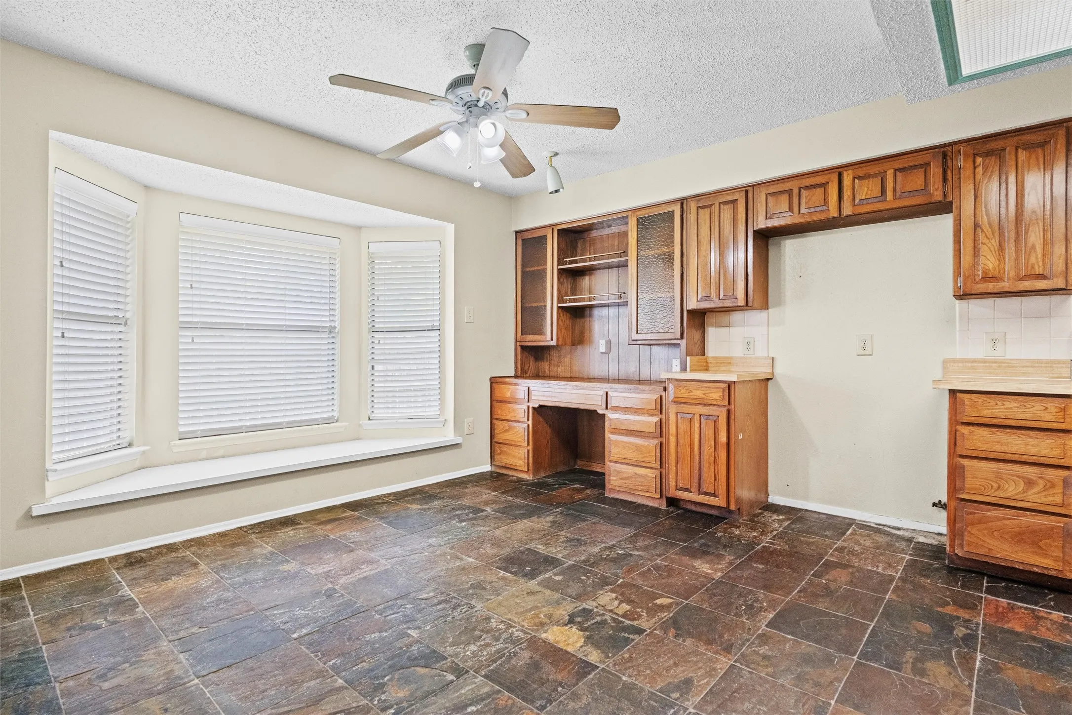 Single Family Residence For Sale in Tarrant County , 5601 Kingstree Court, Arlington, Texas 76017, 3 Bedroom, 2 Bathroom, 2 Garage spaces, 1,612 Sqft, built in 1982, mls#21302803, Real Estate Agent in Arlington, Homes For Sale in Tarrant county, Homes For Sale in Arlington, Realtor in Arlington Texas, Real Estate Brokerage Independent Realty Texas, Luminita Cordes Realtor