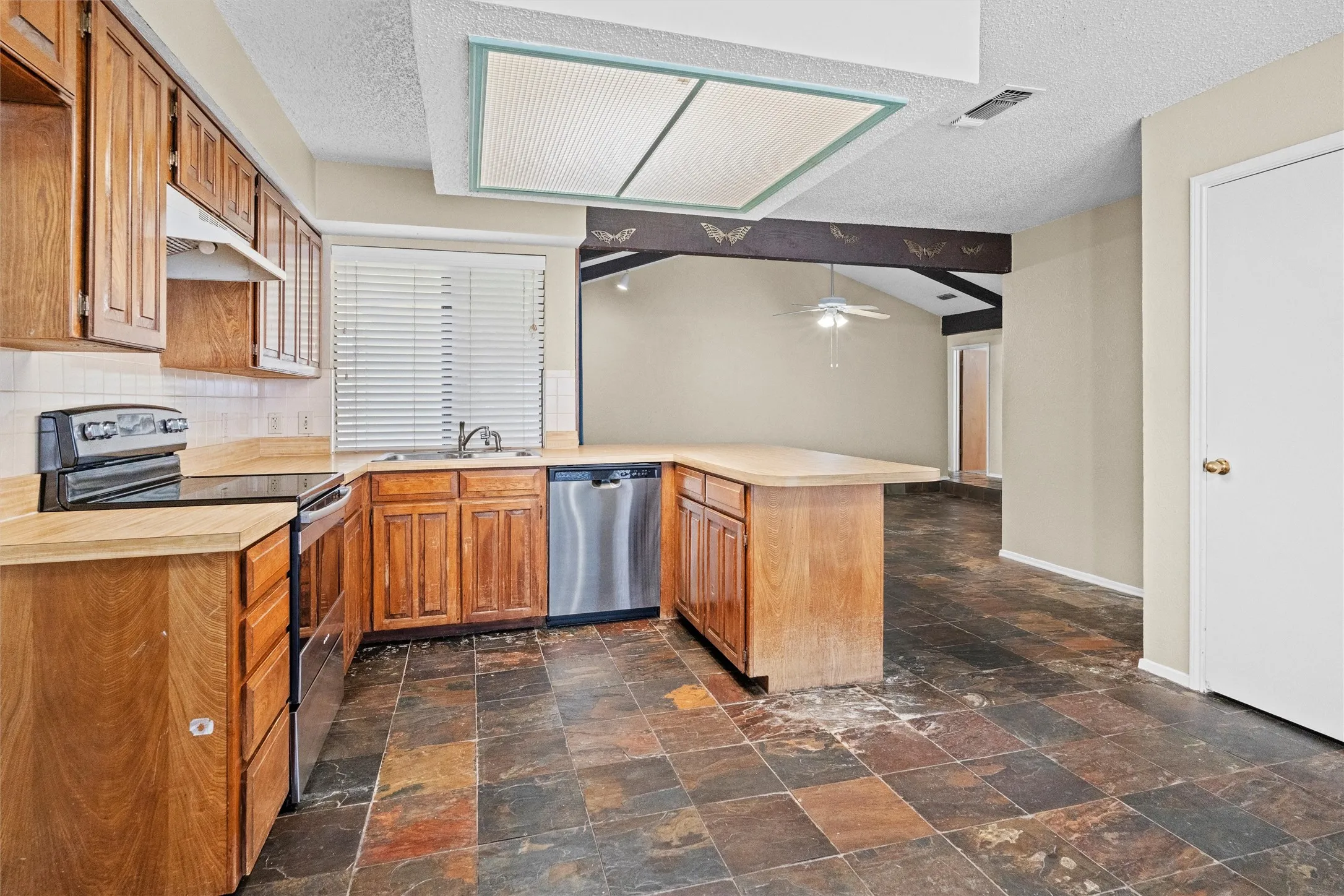 Single Family Residence For Sale in Tarrant County , 5601 Kingstree Court, Arlington, Texas 76017, 3 Bedroom, 2 Bathroom, 2 Garage spaces, 1,612 Sqft, built in 1982, mls#21302803, Real Estate Agent in Arlington, Homes For Sale in Tarrant county, Homes For Sale in Arlington, Realtor in Arlington Texas, Real Estate Brokerage Independent Realty Texas, Luminita Cordes Realtor
