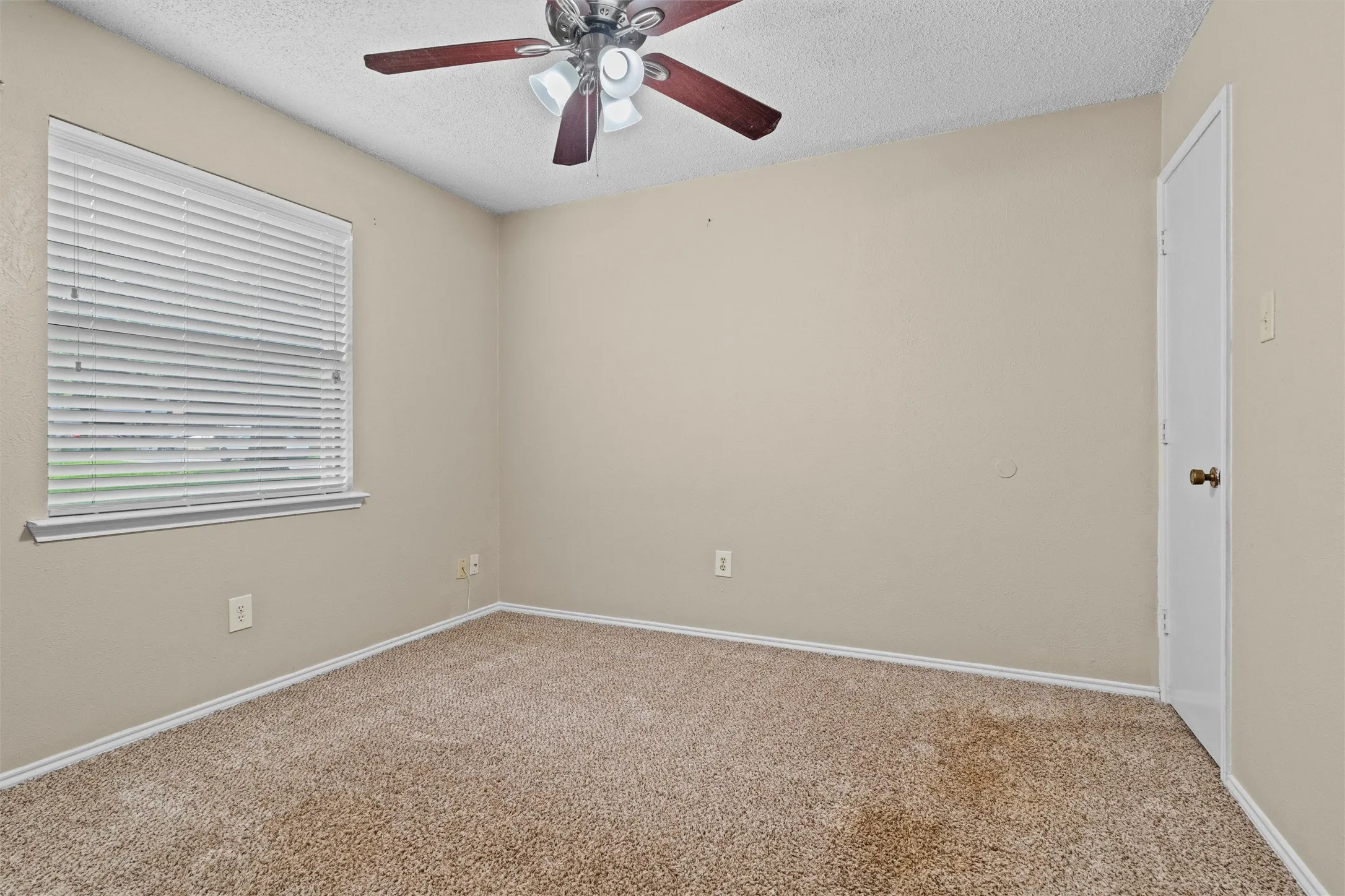 Single Family Residence For Sale in Tarrant County , 5601 Kingstree Court, Arlington, Texas 76017, 3 Bedroom, 2 Bathroom, 2 Garage spaces, 1,612 Sqft, built in 1982, mls#21302803, Real Estate Agent in Arlington, Homes For Sale in Tarrant county, Homes For Sale in Arlington, Realtor in Arlington Texas, Real Estate Brokerage Independent Realty Texas, Luminita Cordes Realtor