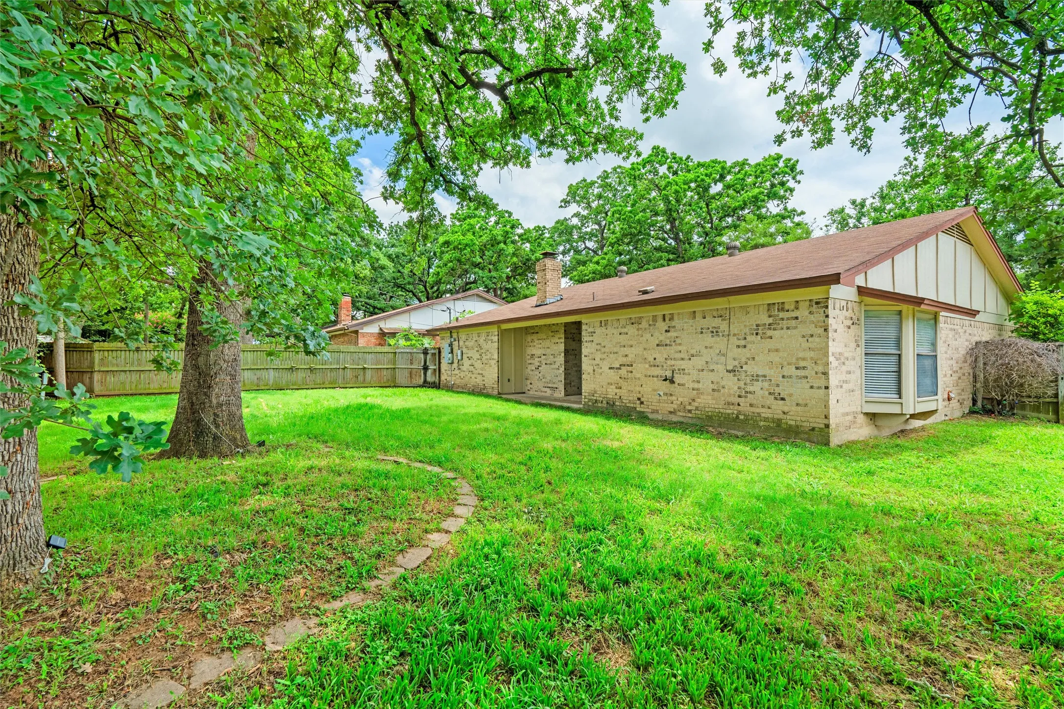 Single Family Residence For Sale in Tarrant County , 5601 Kingstree Court, Arlington, Texas 76017, 3 Bedroom, 2 Bathroom, 2 Garage spaces, 1,612 Sqft, built in 1982, mls#21302803, Real Estate Agent in Arlington, Homes For Sale in Tarrant county, Homes For Sale in Arlington, Realtor in Arlington Texas, Real Estate Brokerage Independent Realty Texas, Luminita Cordes Realtor